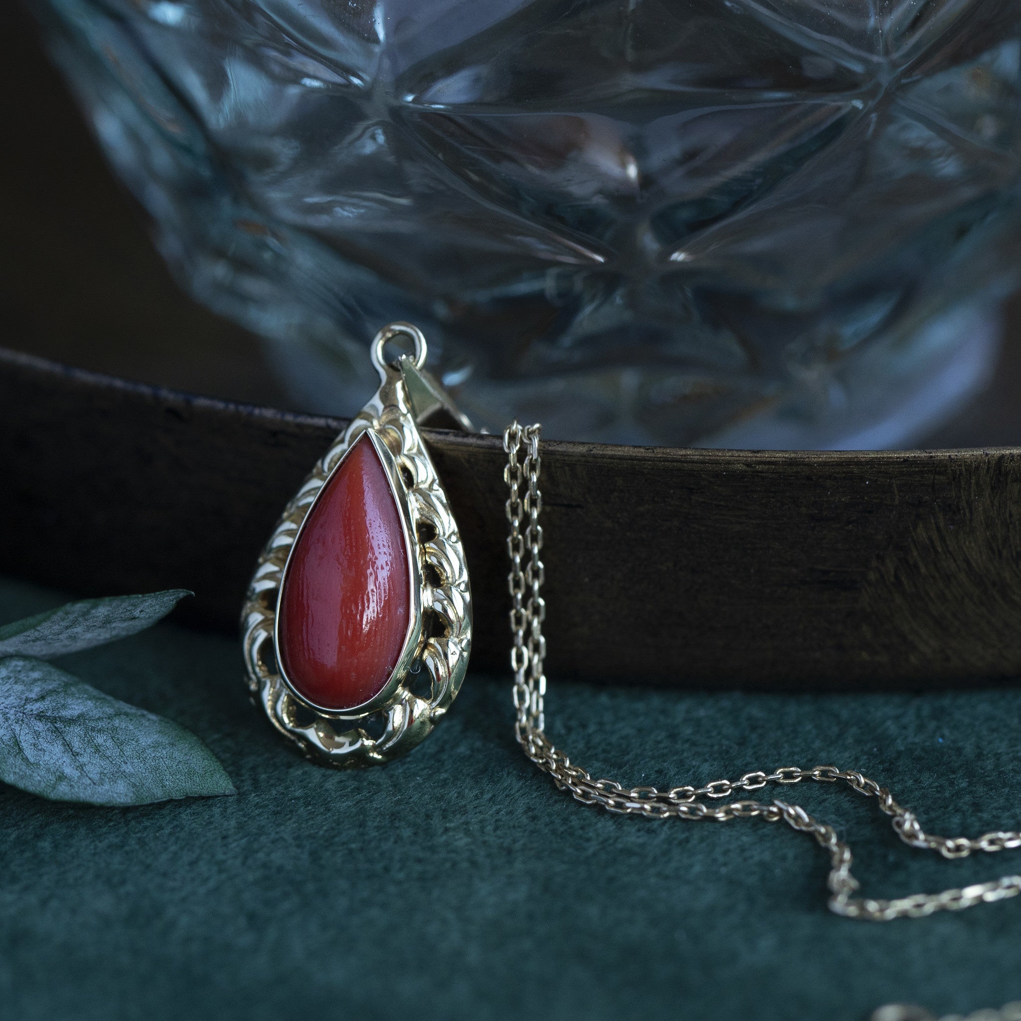 Gouden hanger met bloedkoraal 14 krt