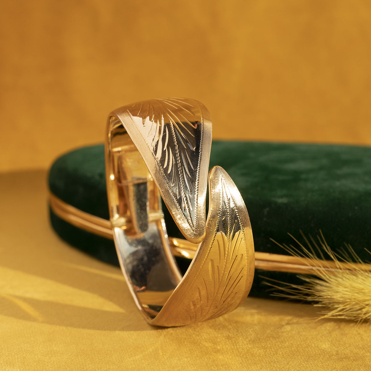 Vintage ouden bangle met gravure 18 krt