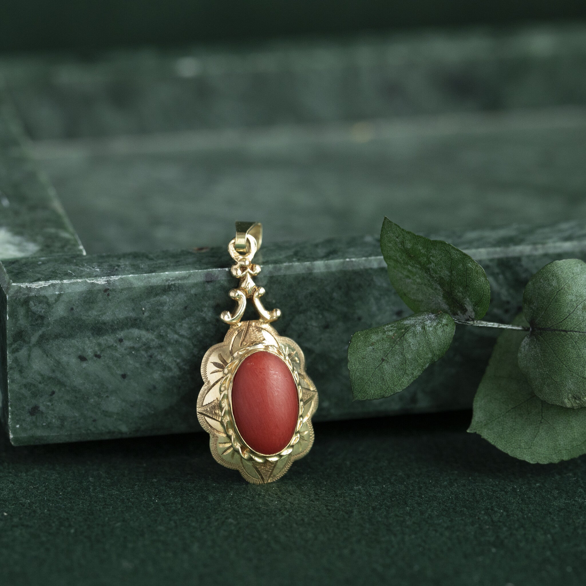 Gouden hanger met bloedkoraal 14 krt