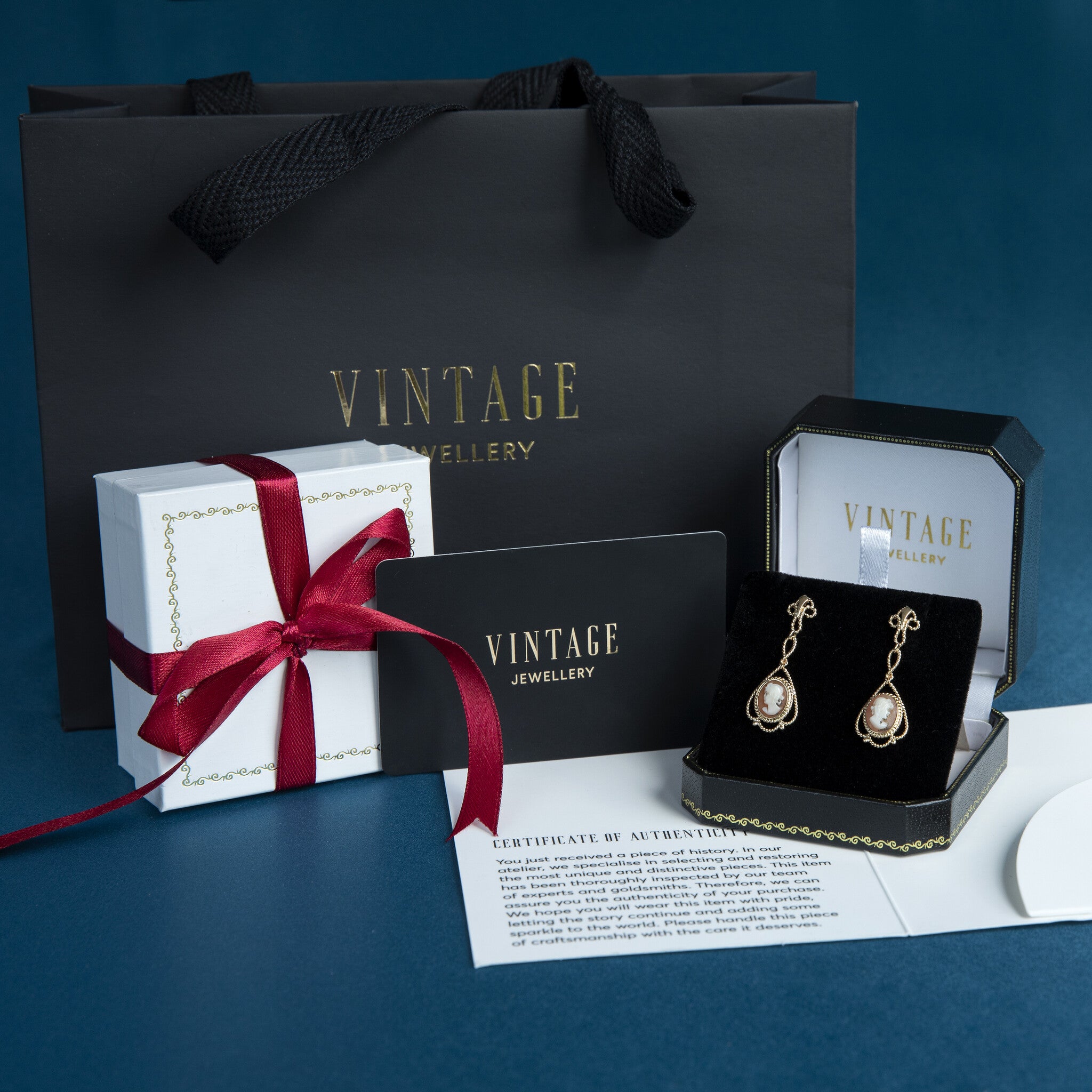 Gouden vintage oorhangers met camee en parel 14 kt