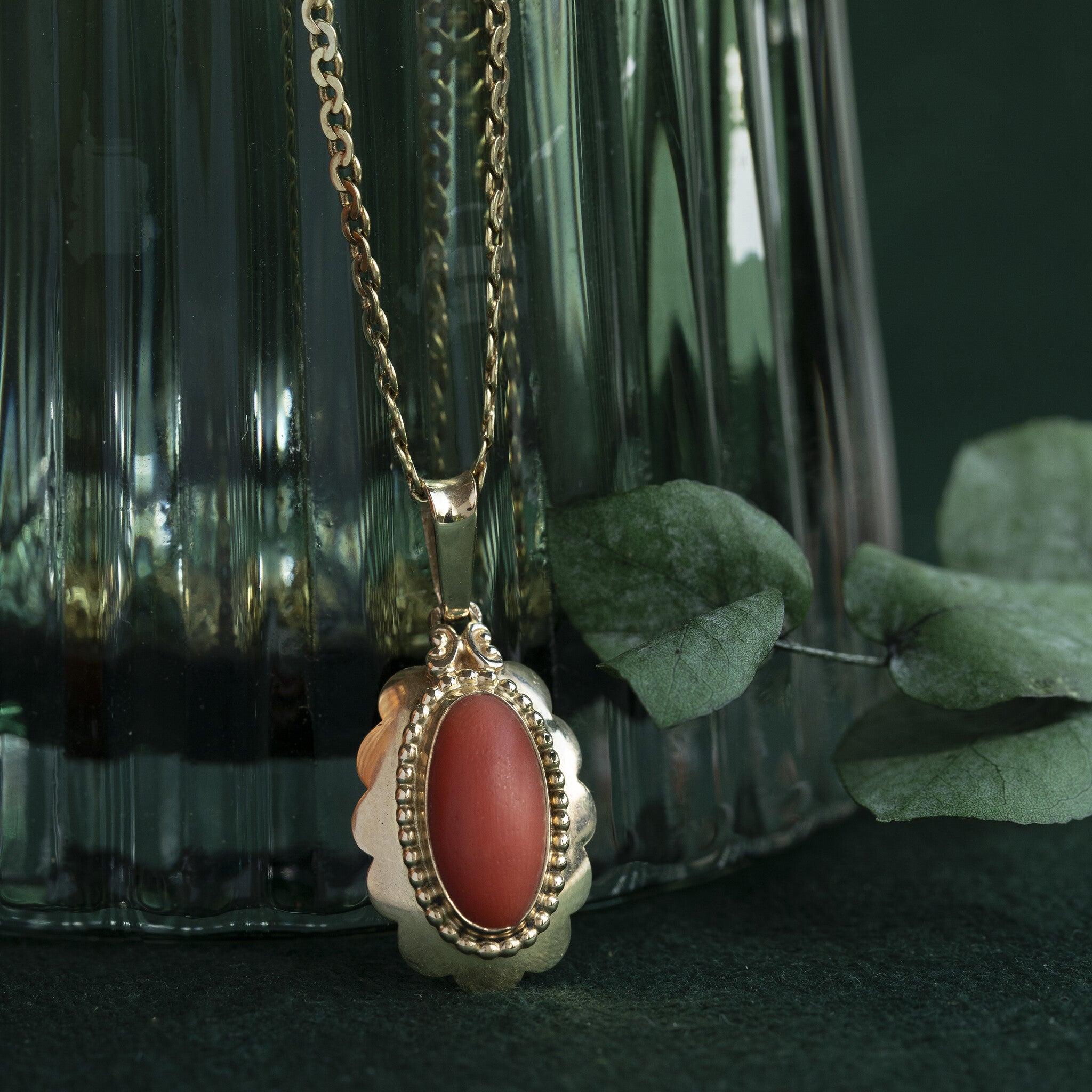 Gouden hanger met bloedkoraal 14 krt