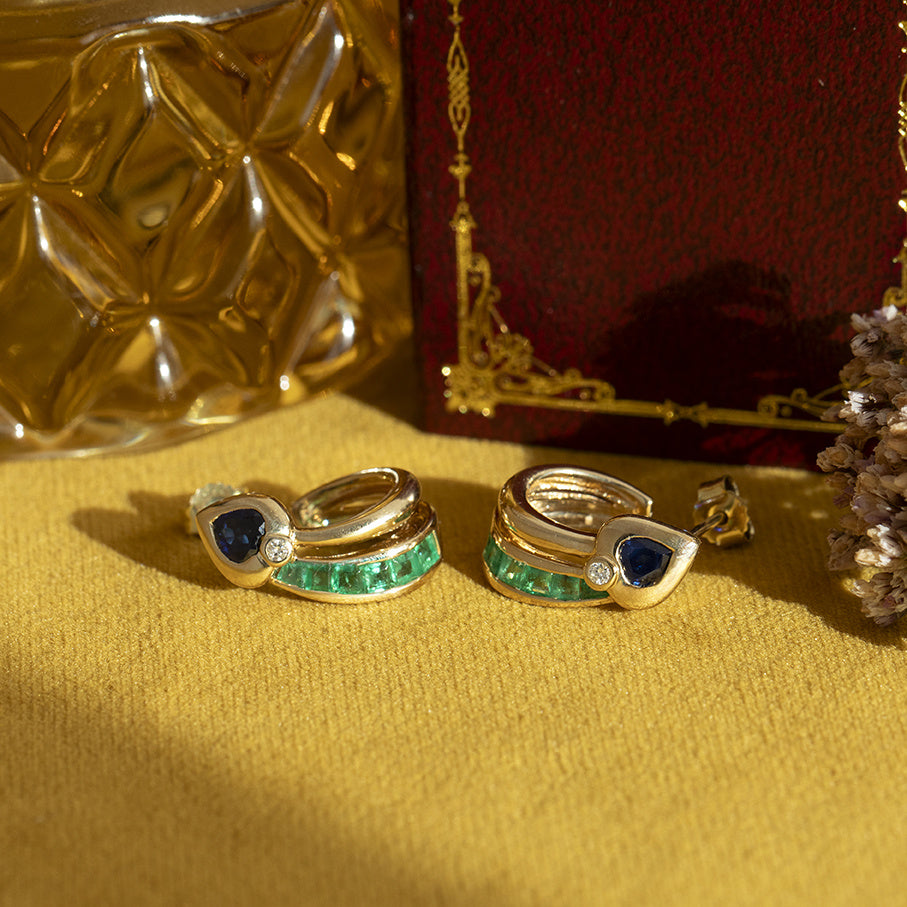 Gouden vintage oorstekers met saffier, smaragd en diamant 14 krt
