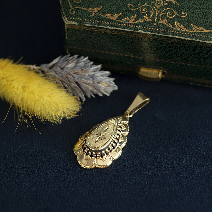14 kt gold vintage fantasy pendant