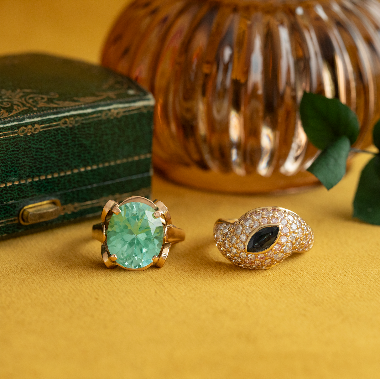 Gouden vintage ring met saffier en diamant 18 krt