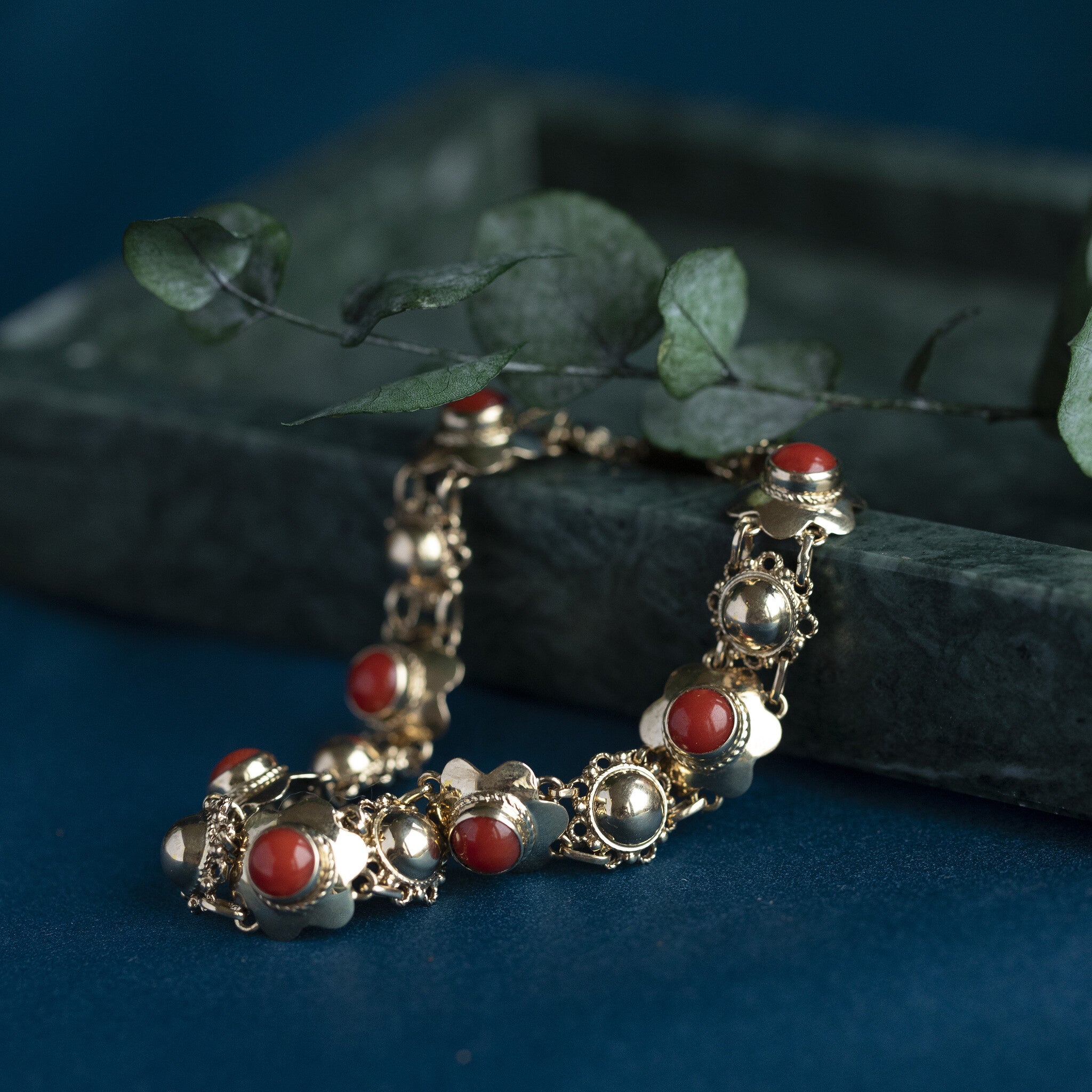 Gouden armband met bloedkoraal 20 cm 14 krt