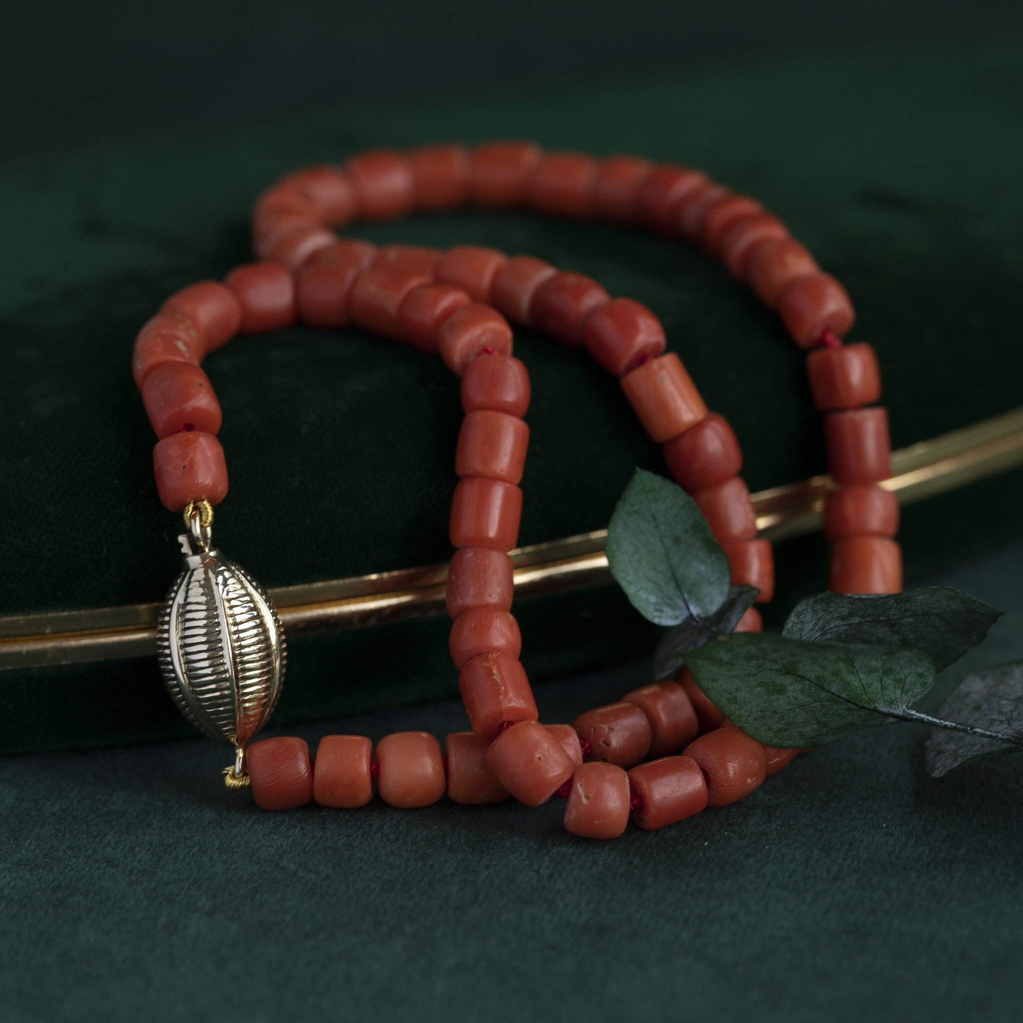 Bloedkoraal collier met gouden sluiting 14 krt