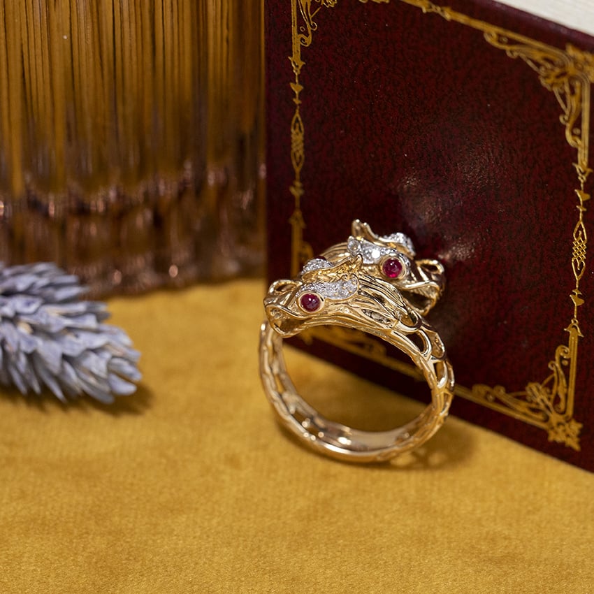Gouden vintage John Hardy Naga ring met robijn en diamant 18 kt