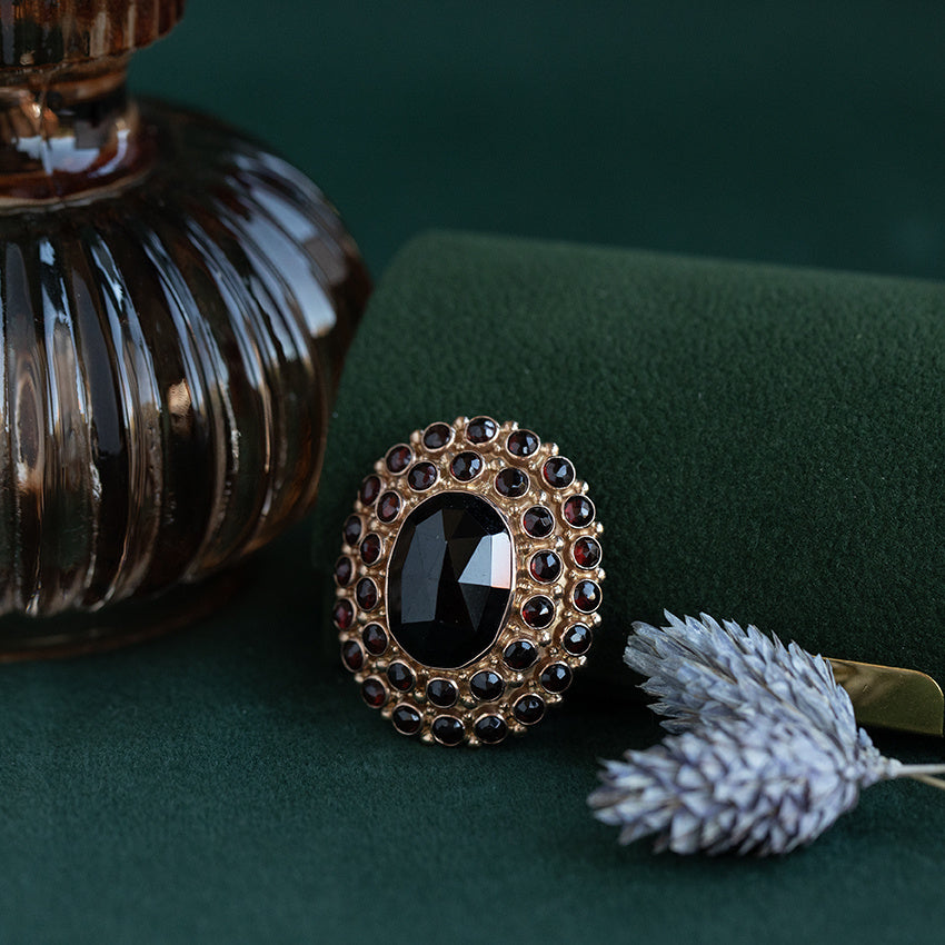 Gouden vintage entourage broche met granaat 14 krt