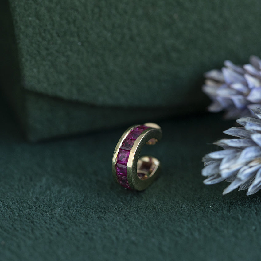 Gouden vintage earcuff met robijn 18 krt