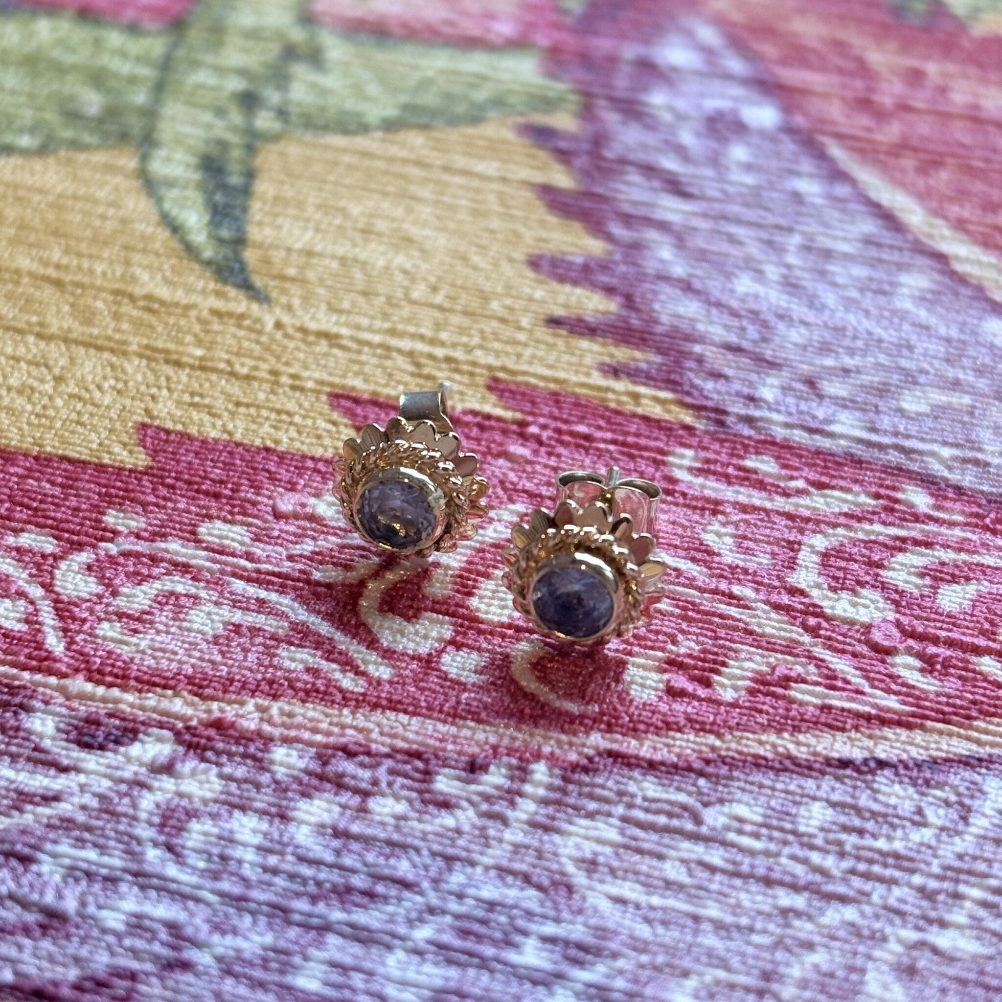 14 kt gold stud earrings with spinel
