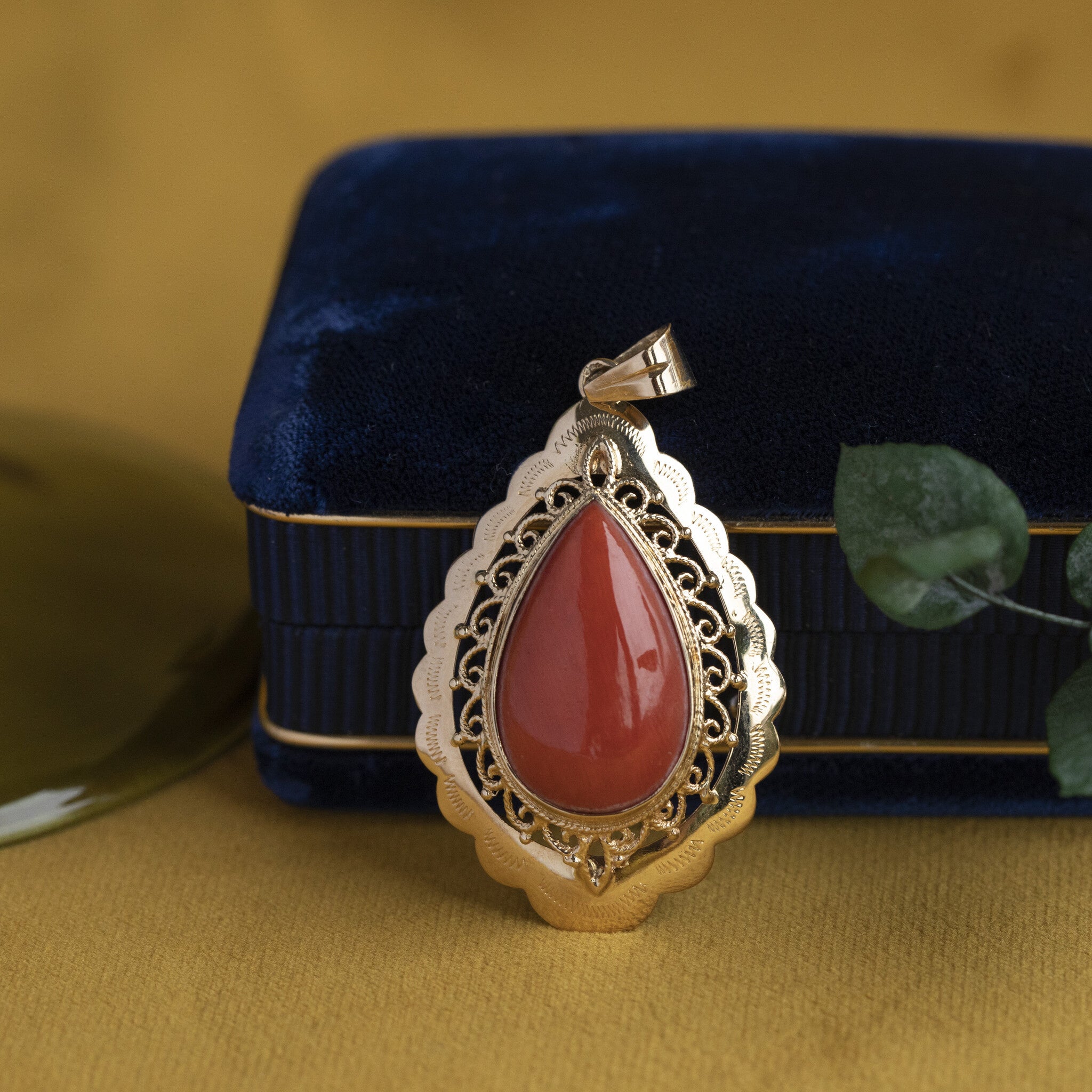 Gouden hanger met bloedkoraal 14 krt