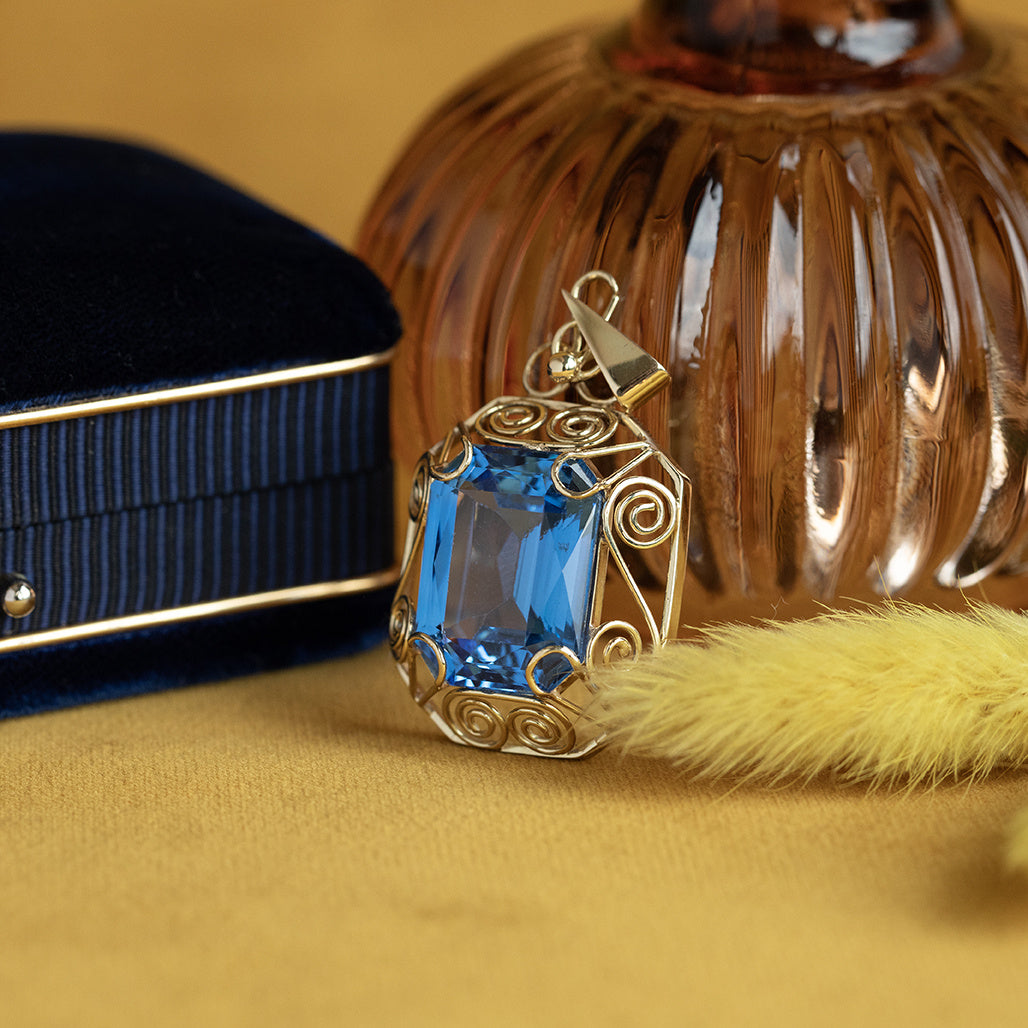 Gouden vintage hanger met spinel 14 krt