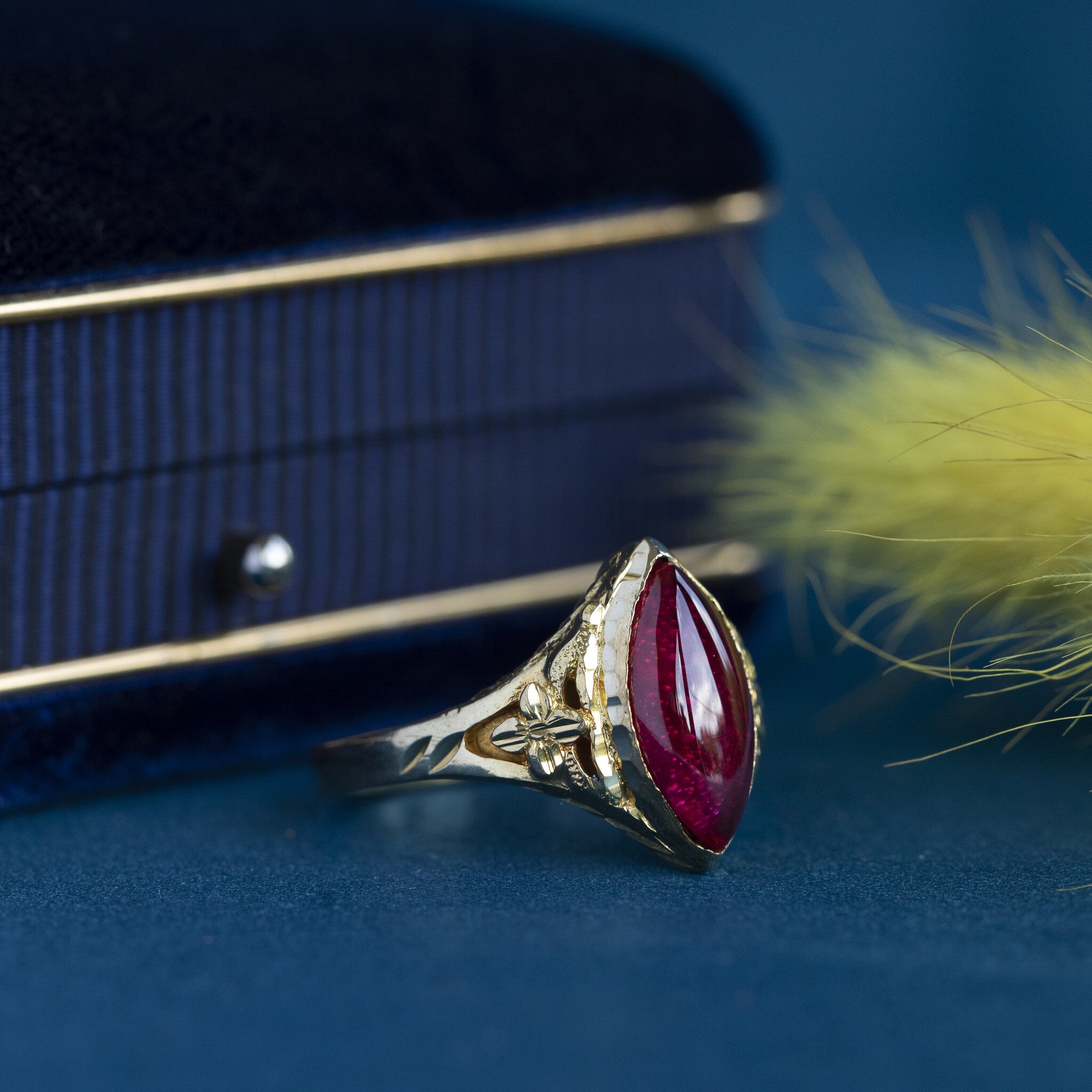 Gold ring with ruby 14 krt