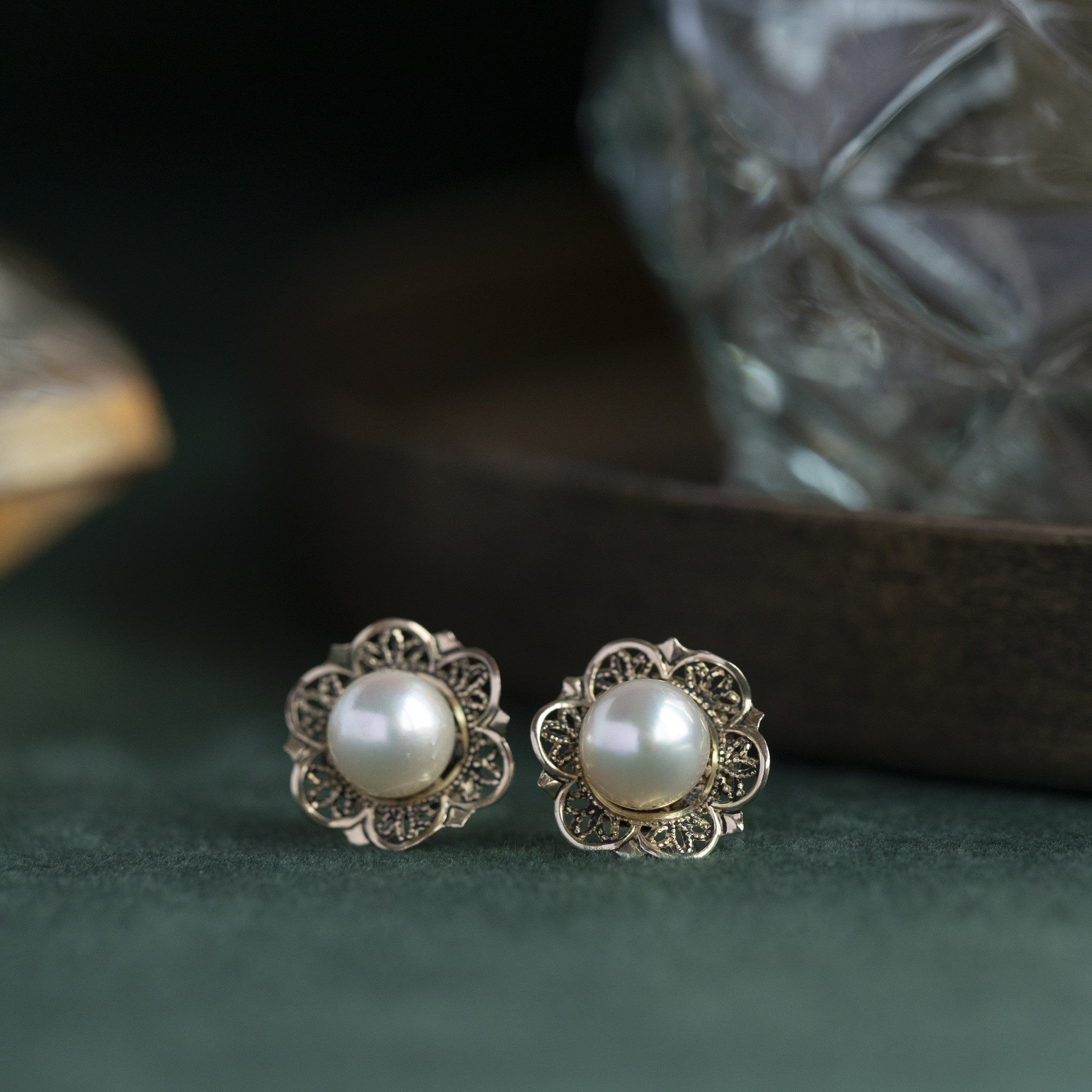 14 kt gold pearl stud earrings