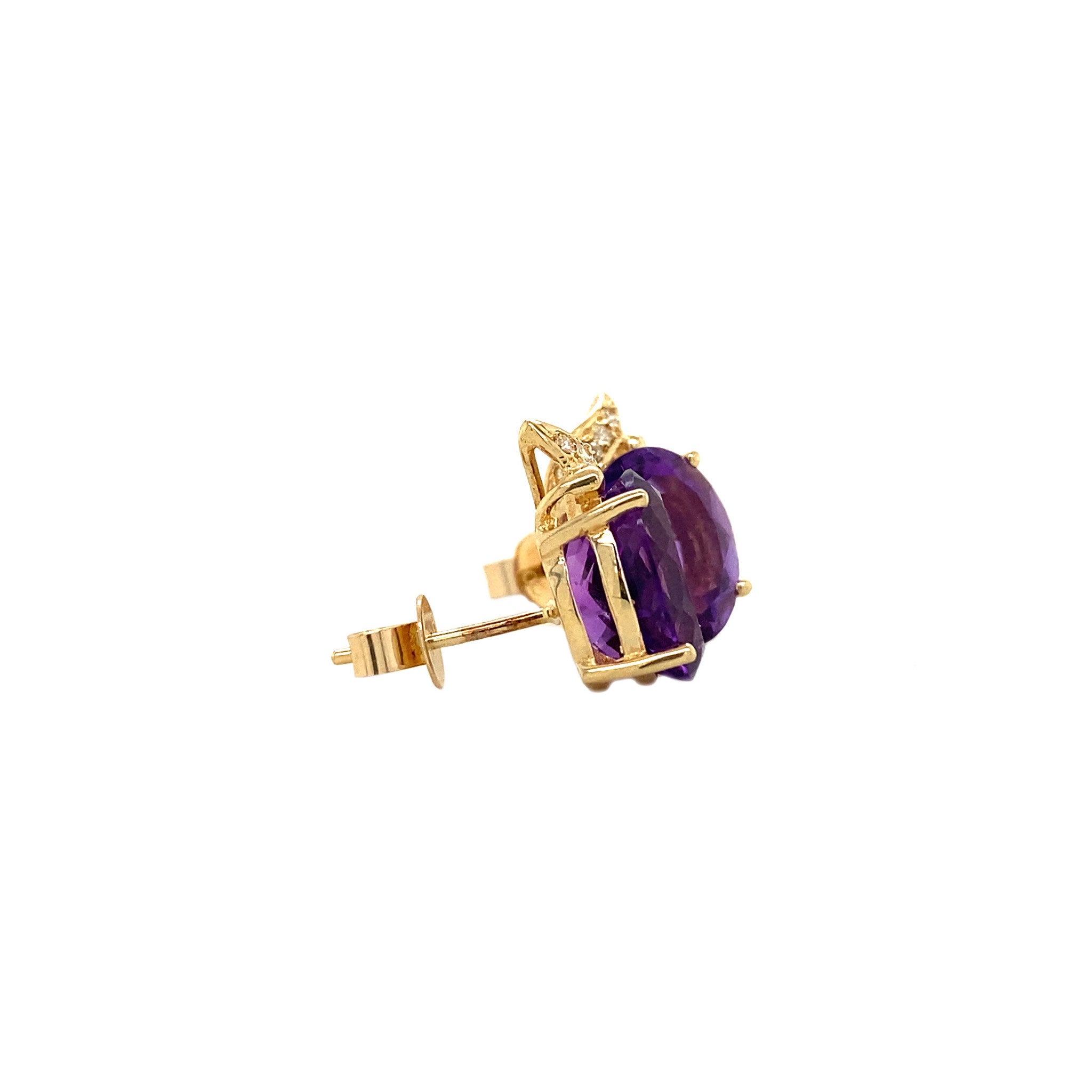 Gouden oorstekers met amethist en diamant 14 krt