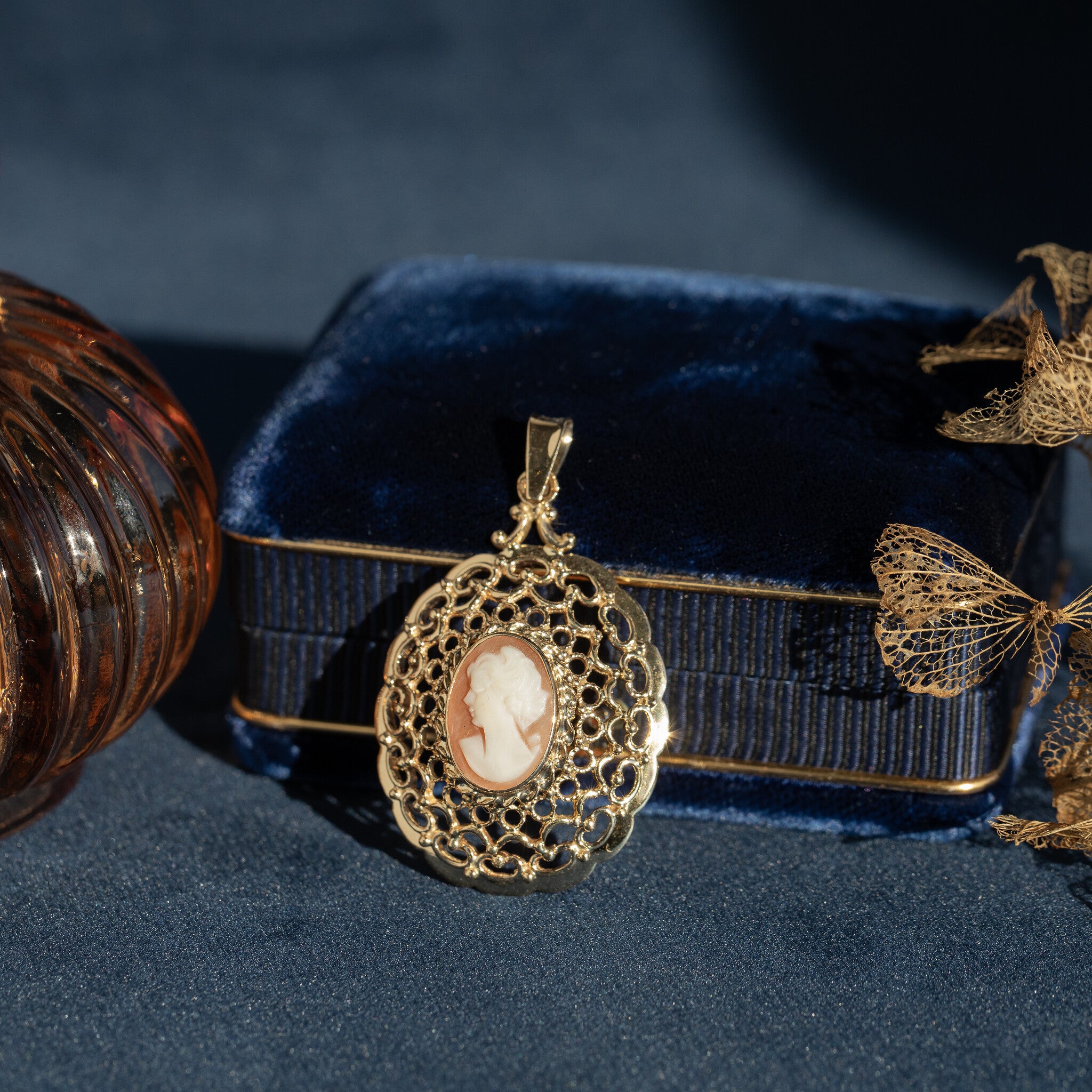 Gold vintage pendant with cameo, 14 kt
