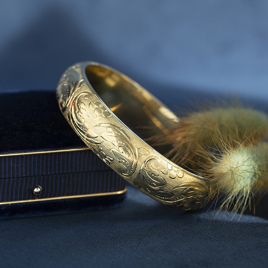 Gouden vintage bangle met gravure 14 krt