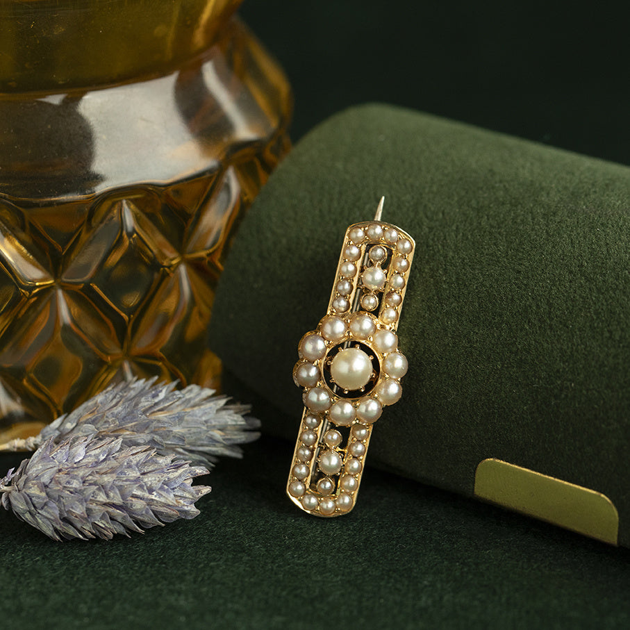 Gold vintage entourage brooch with pearl 18 kt