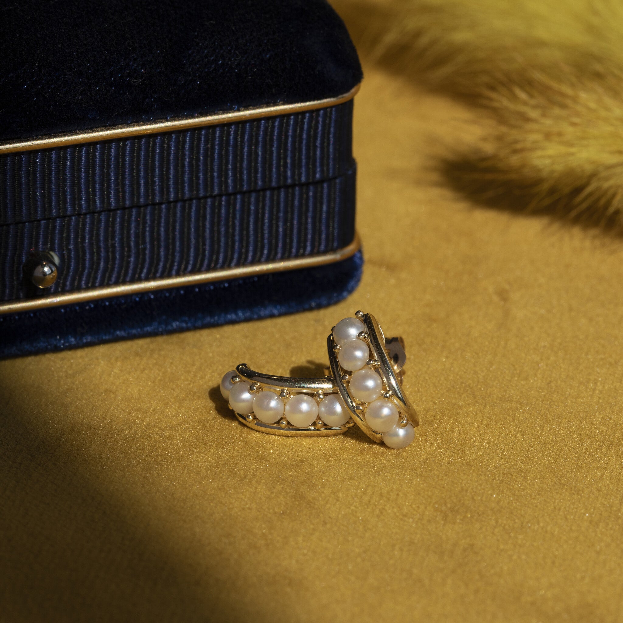 14 kt gold pearl stud earrings
