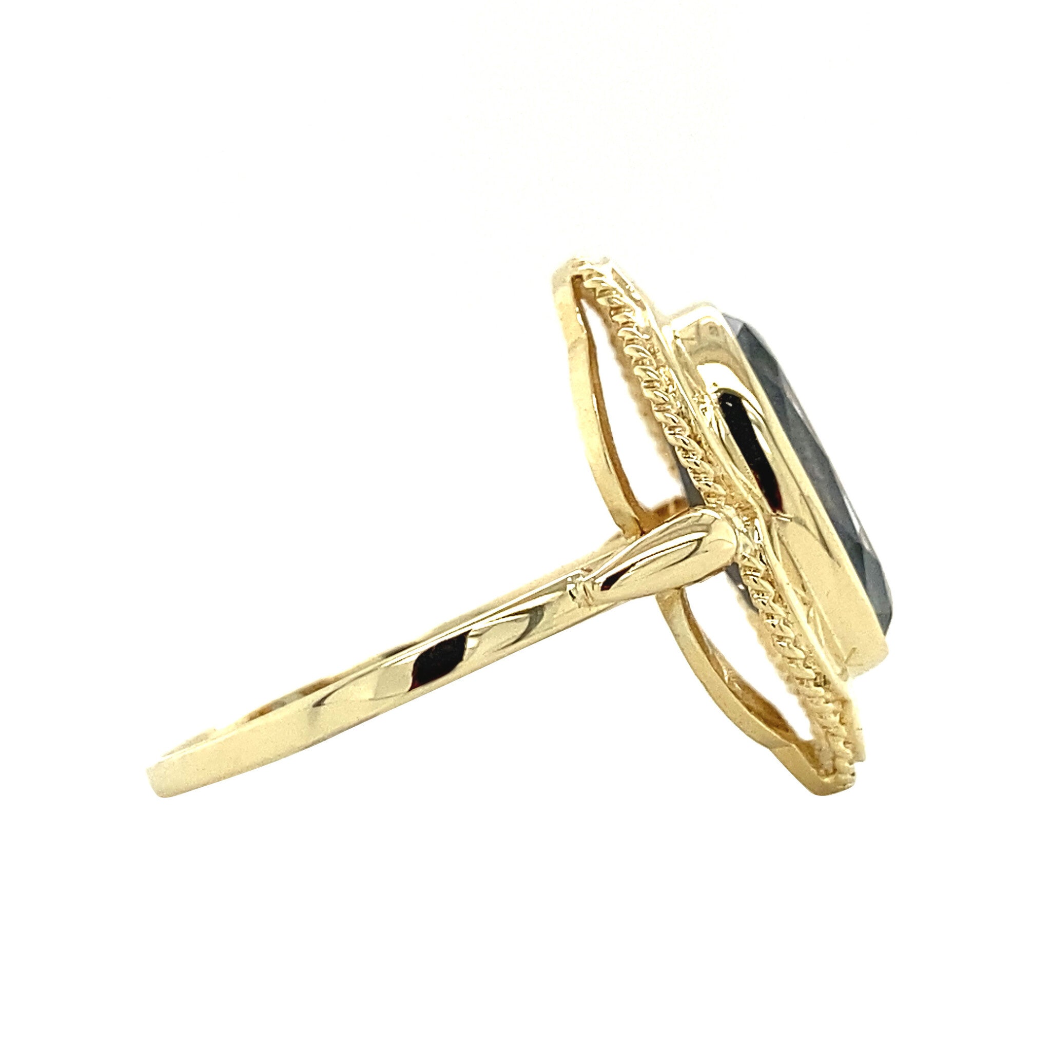 Gold ring with blue spinel 14 krt
