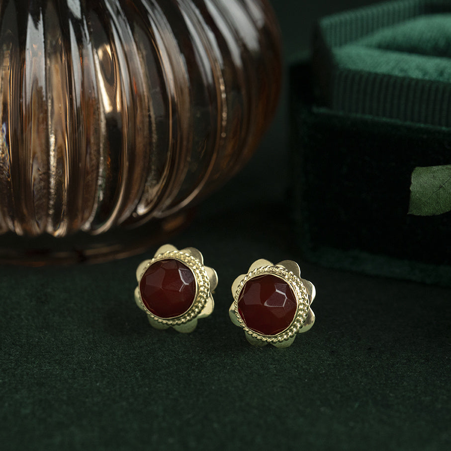Vintage 14 kt gold stud earrings with carnelian