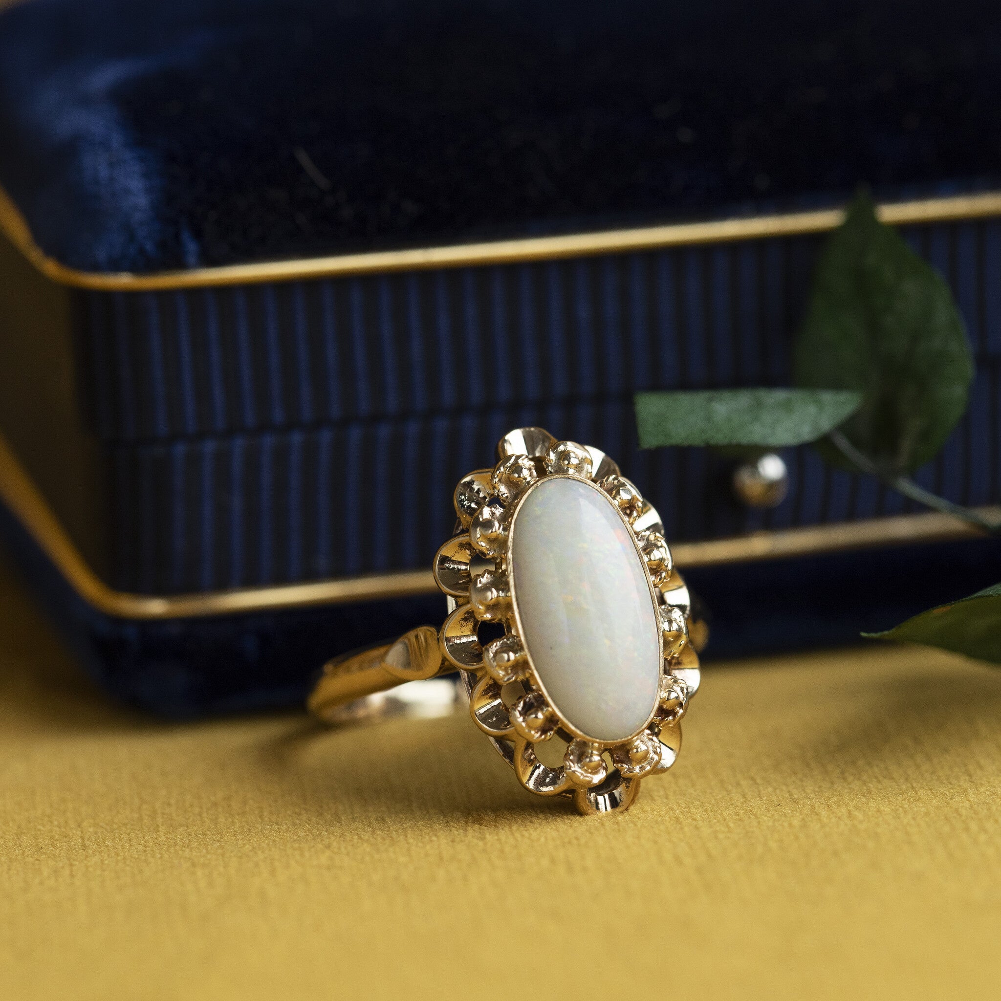 Gold ring with opal, 14 kt