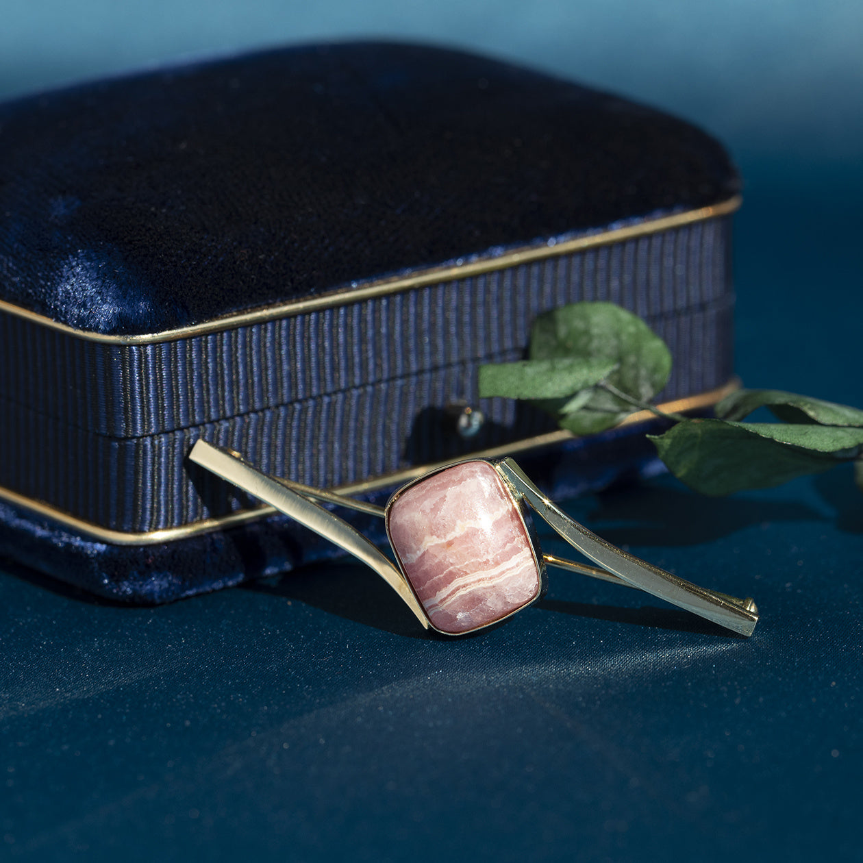 Gouden broche met rhodochrosiet 14 krt