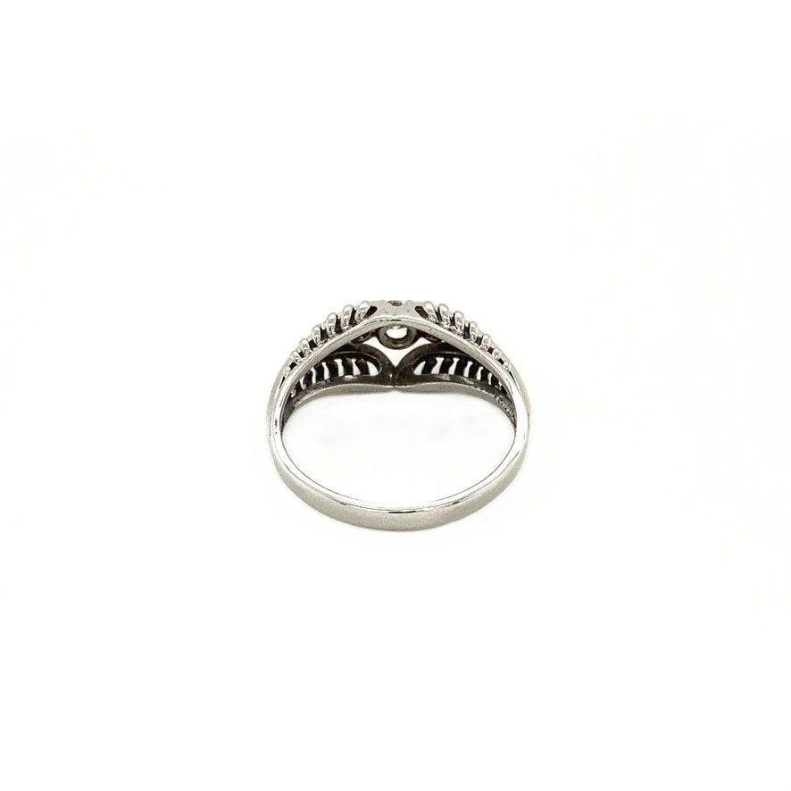 14 kt white gold ring with diamond