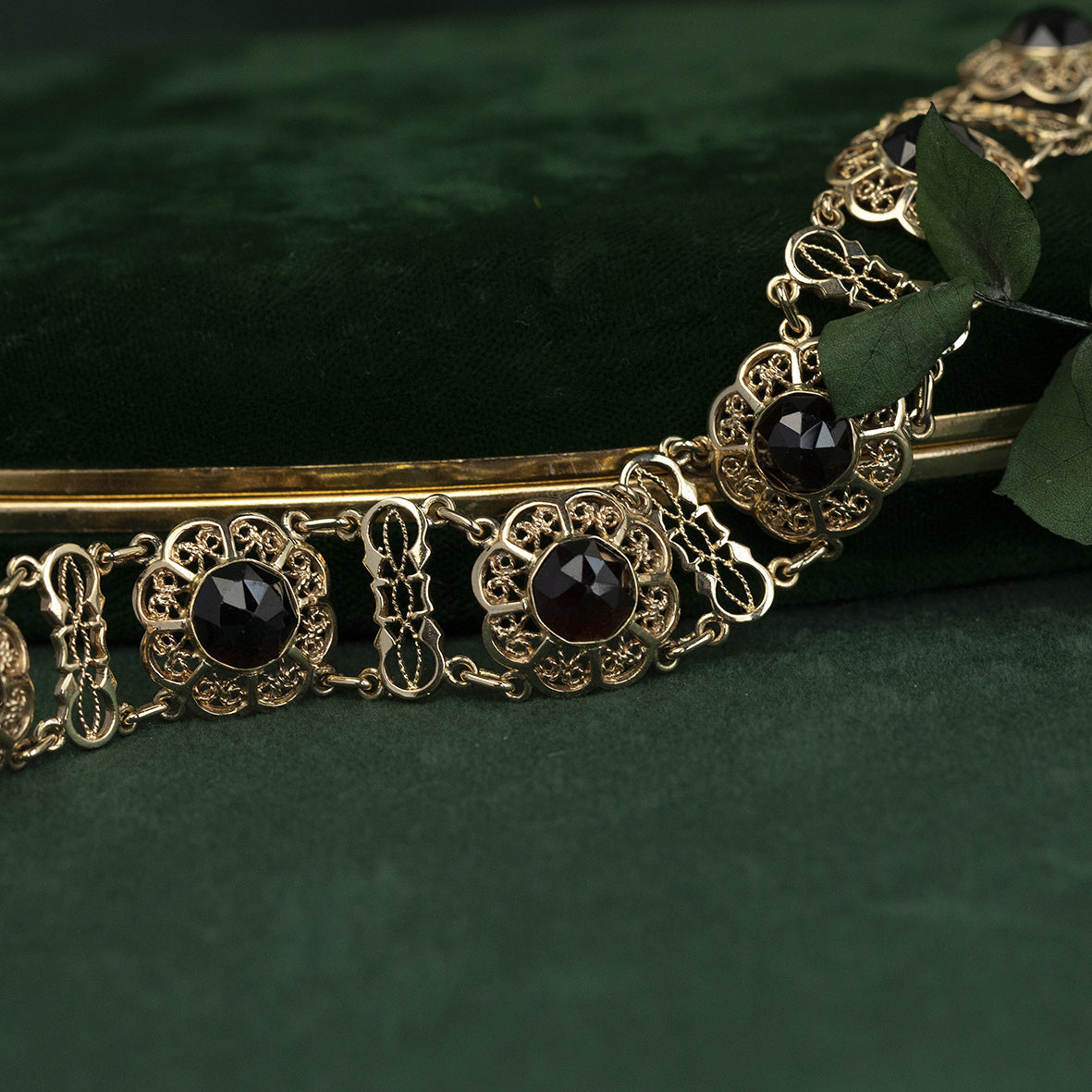 Gouden vintage bootjes armband met granaat 14 krt