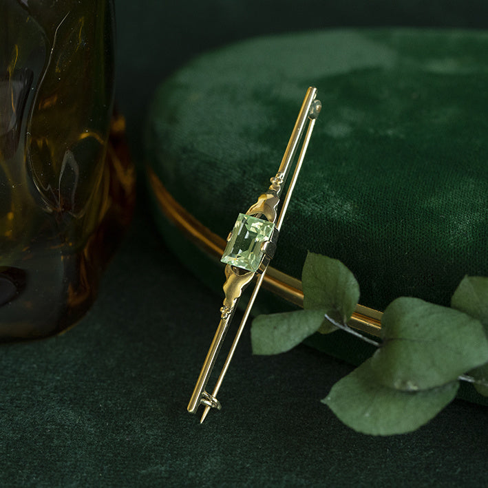 Gouden broche met groene spinel 14 krt