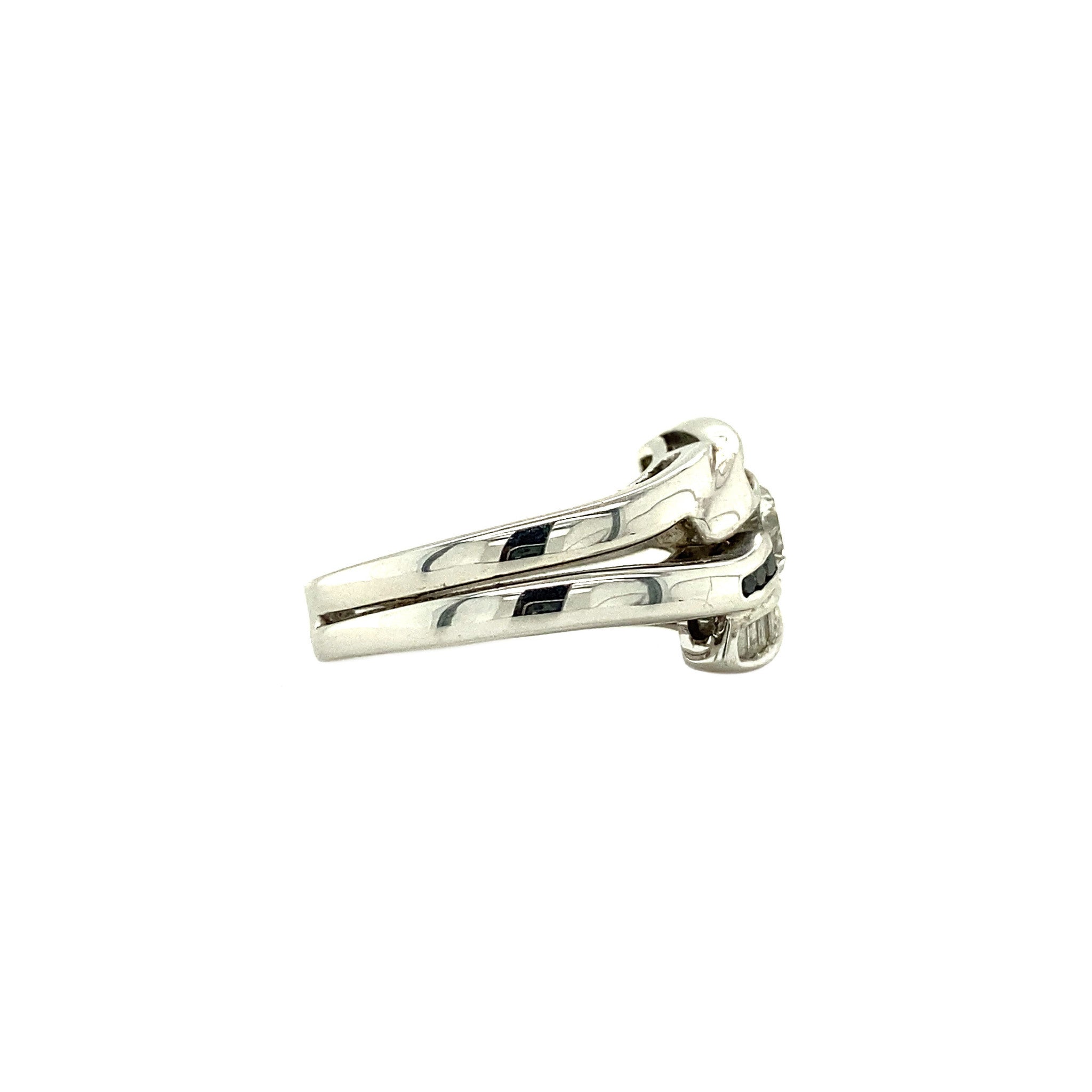 18 kt white gold ring with white and black diamonds