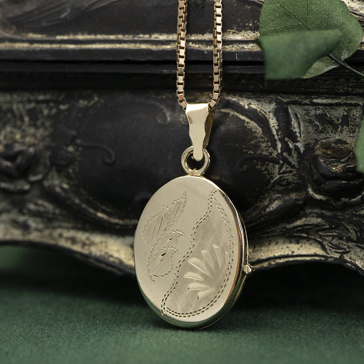Gold locket with engraving 14 krt
