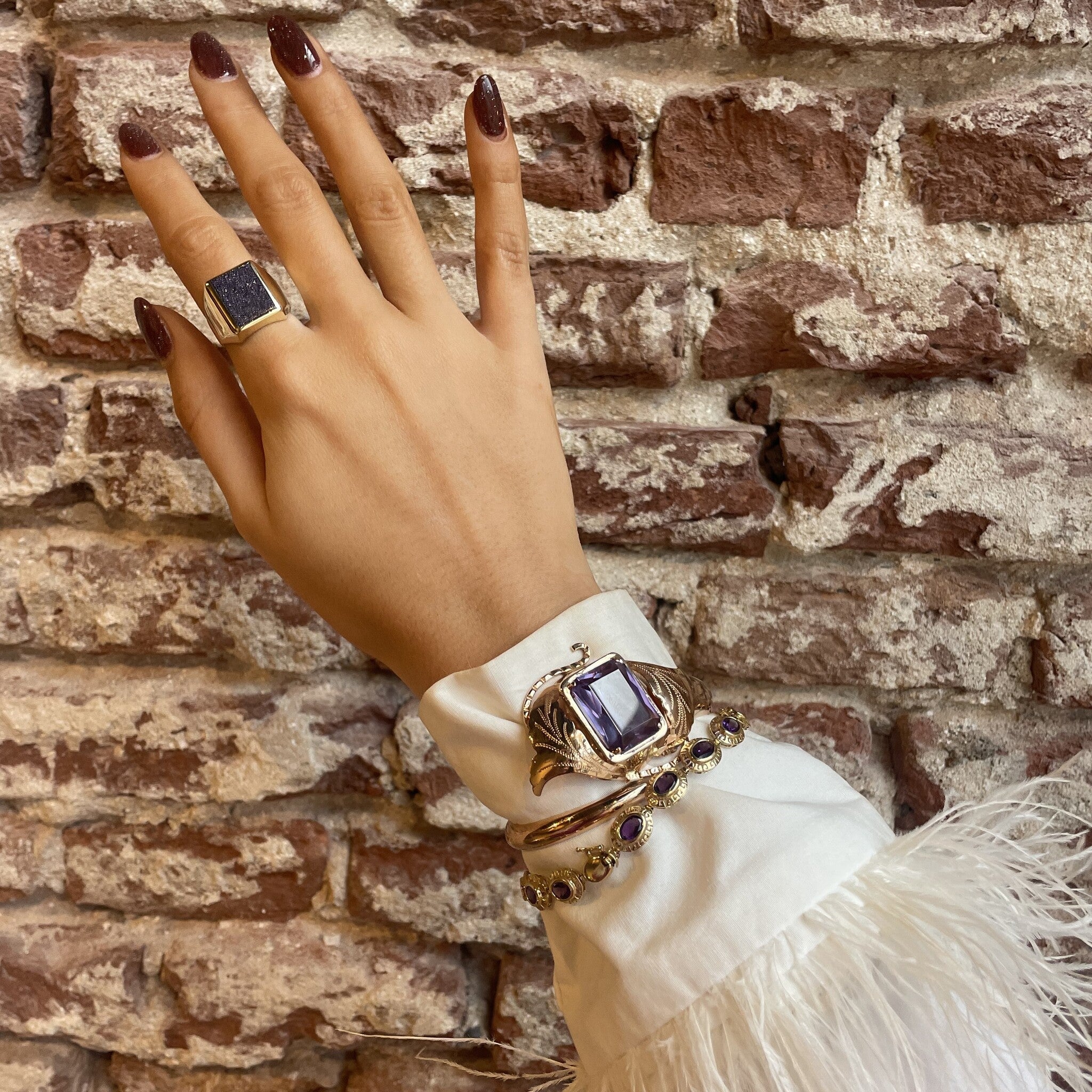 Gouden vintage bangle met saffier 14 krt