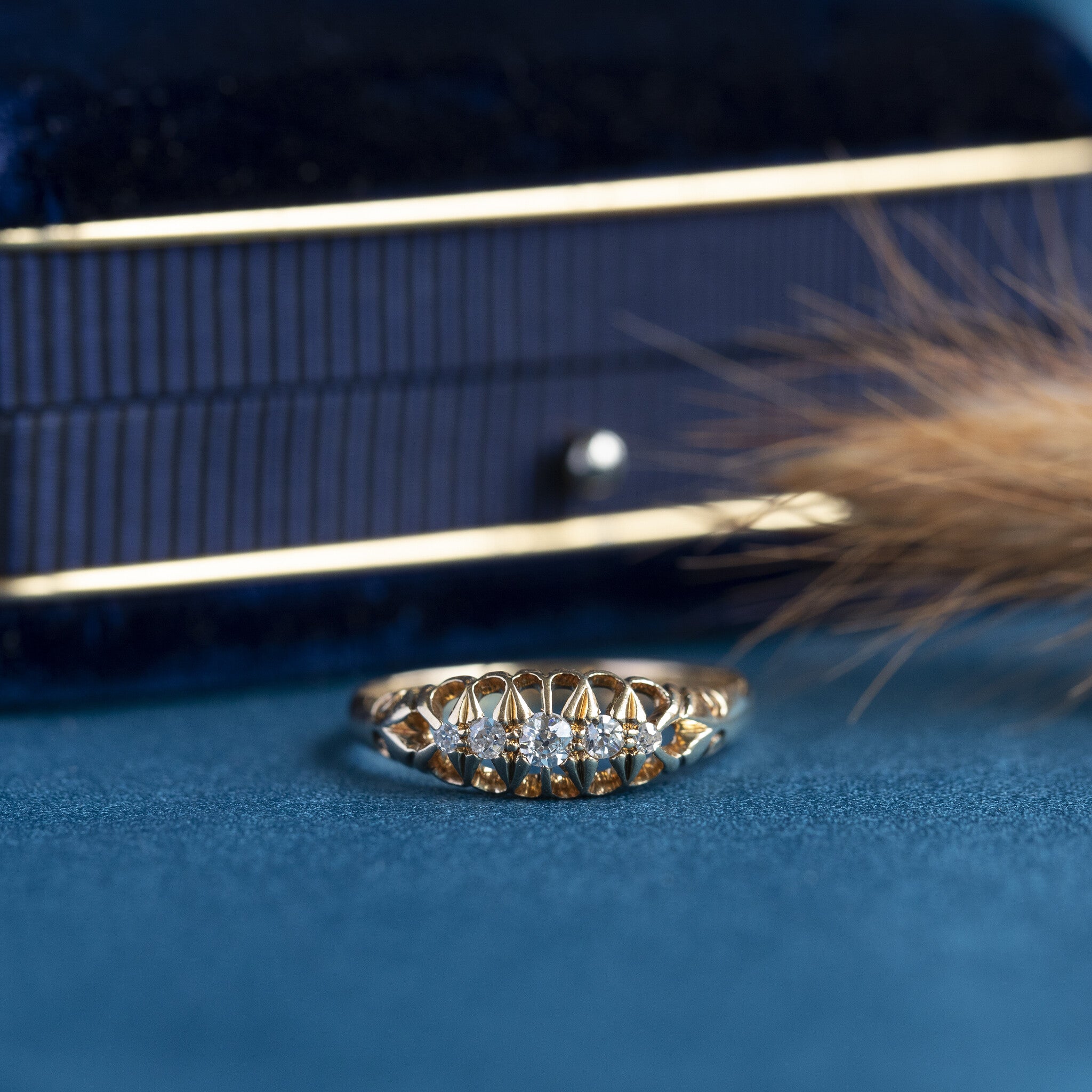 18 kt gold ring with a row of diamonds
