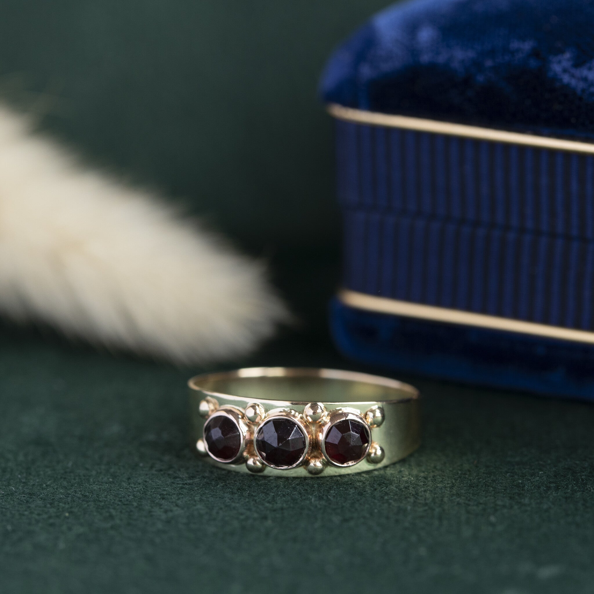 Bicolour gouden ring met granaat 14 krt