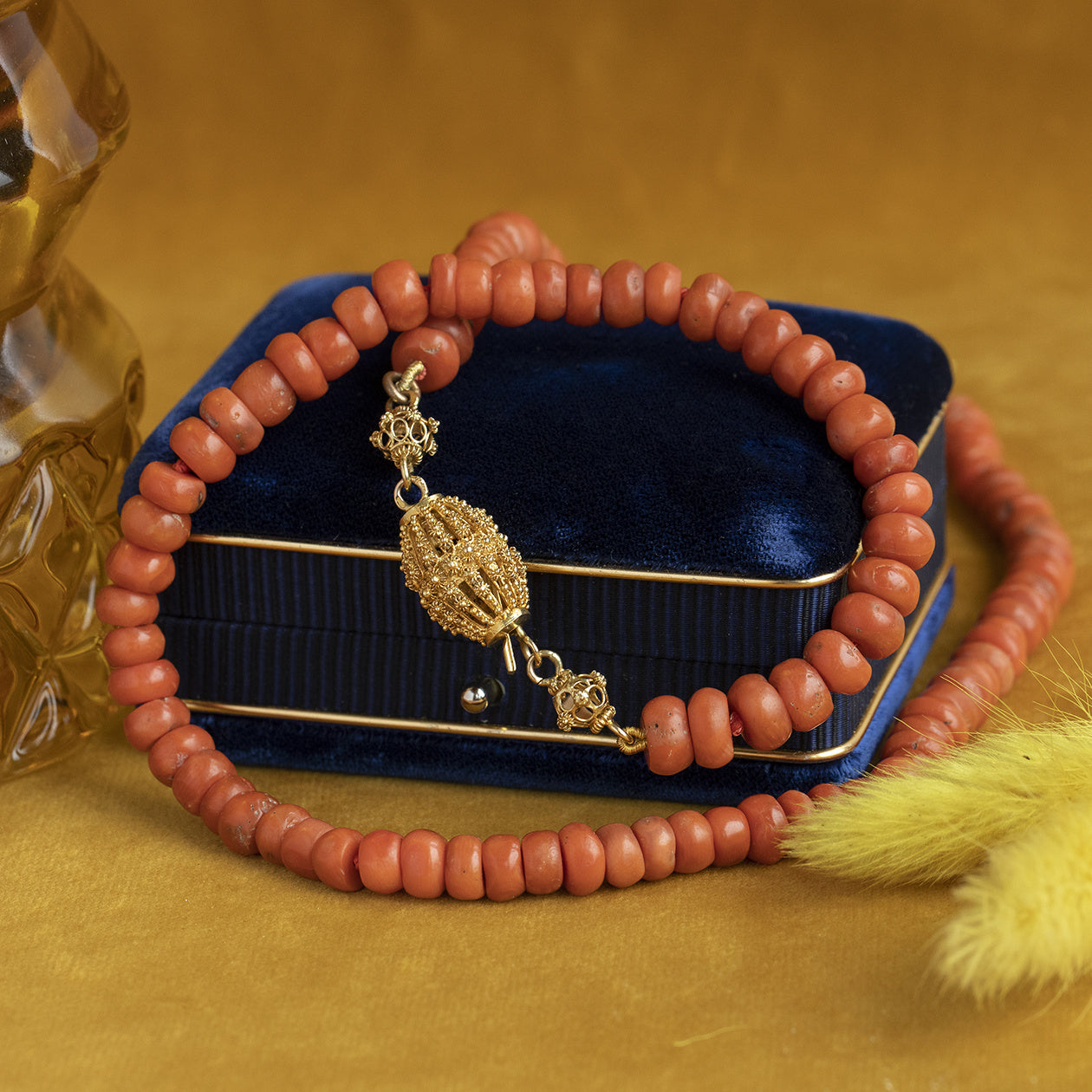 Bloedkoraal collier met gouden sluiting 14 krt