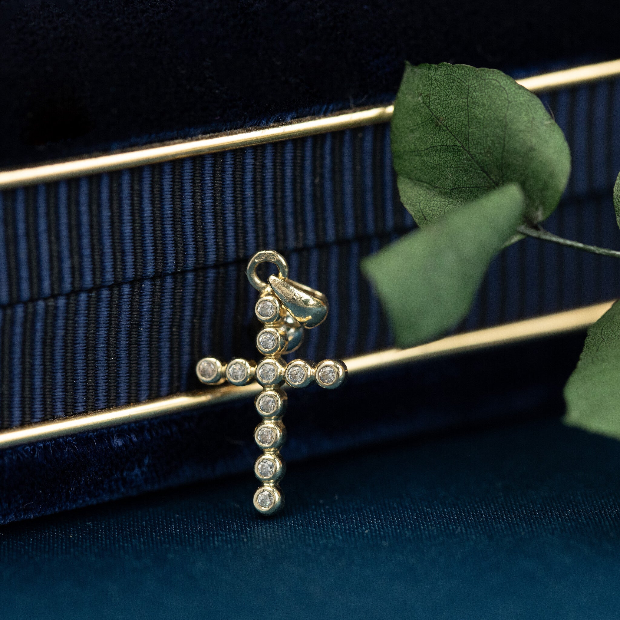 14 kt gold cross pendant with diamond