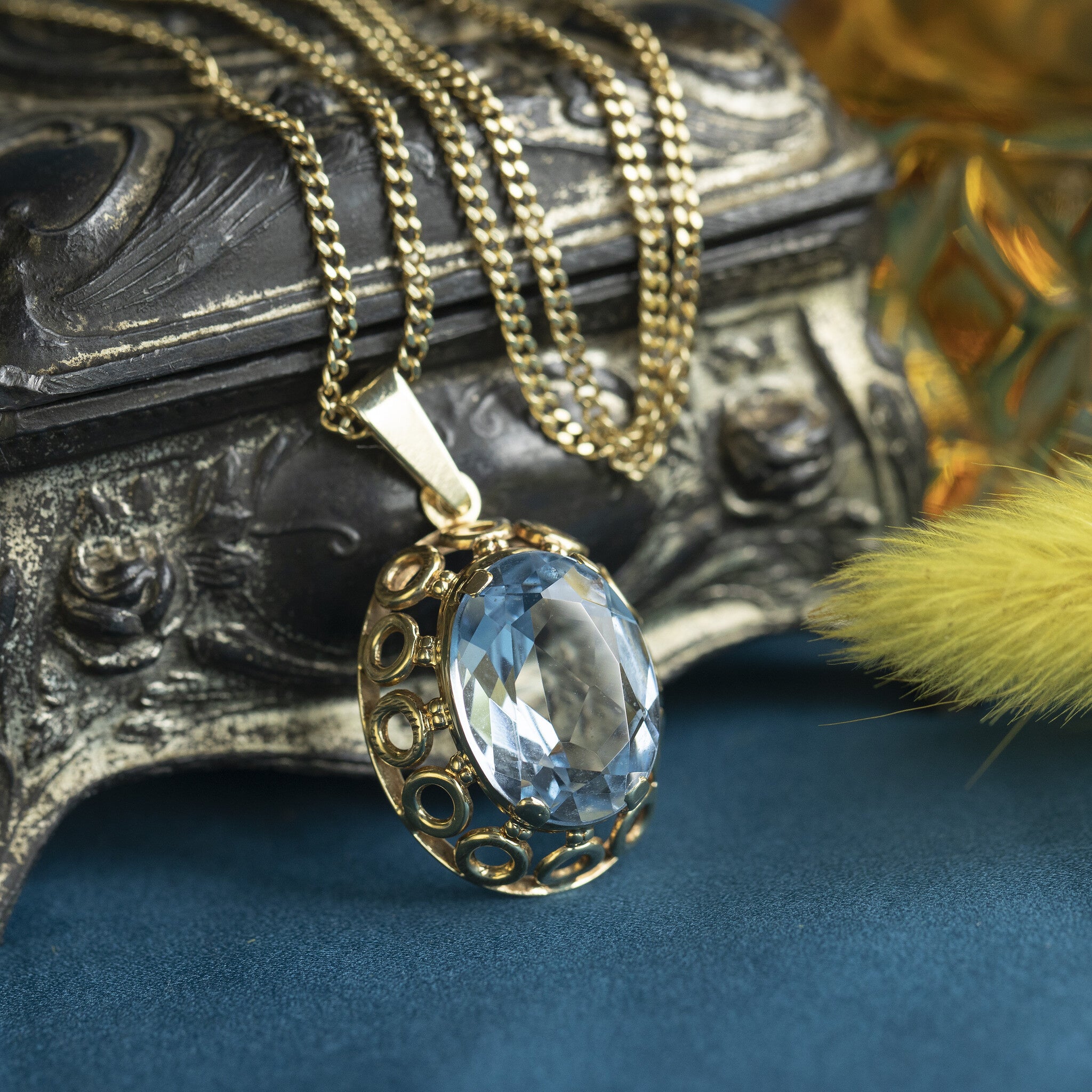 Gouden hanger met blauwe spinel 14 krt