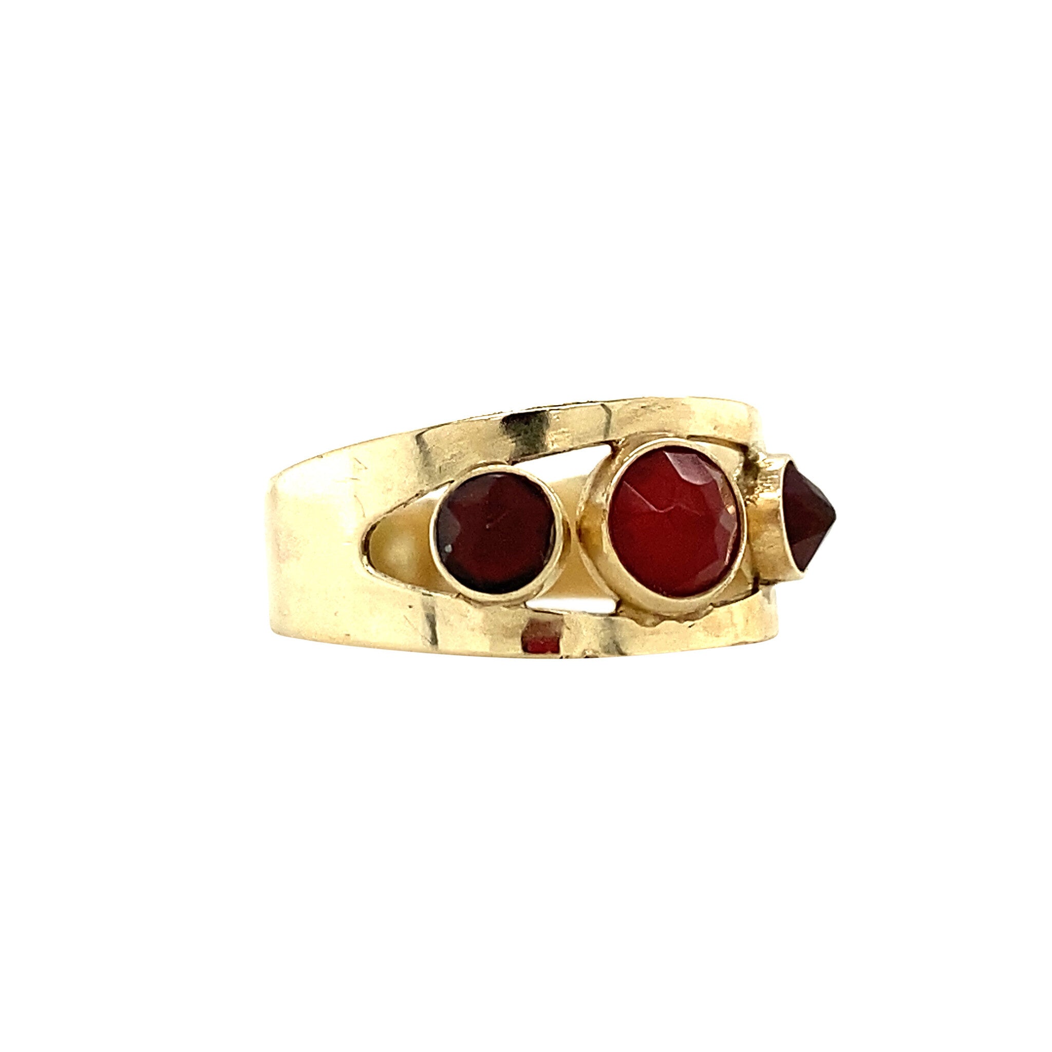 Gold ring with carnelian, 14 kt