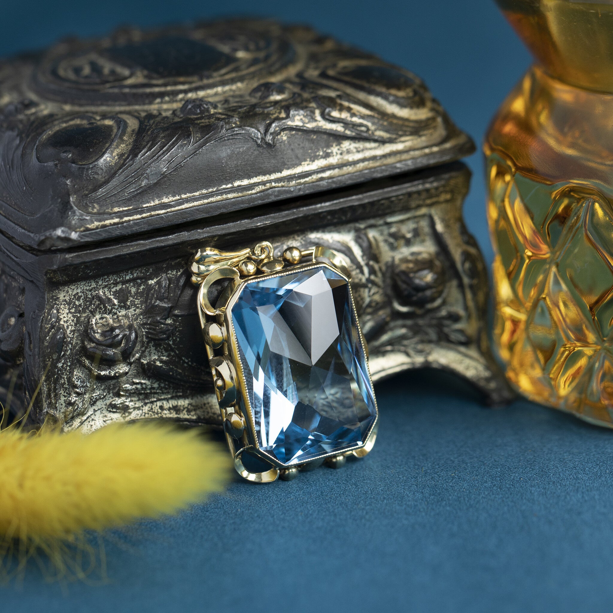 Gouden hanger met blauwe spinel 14 krt