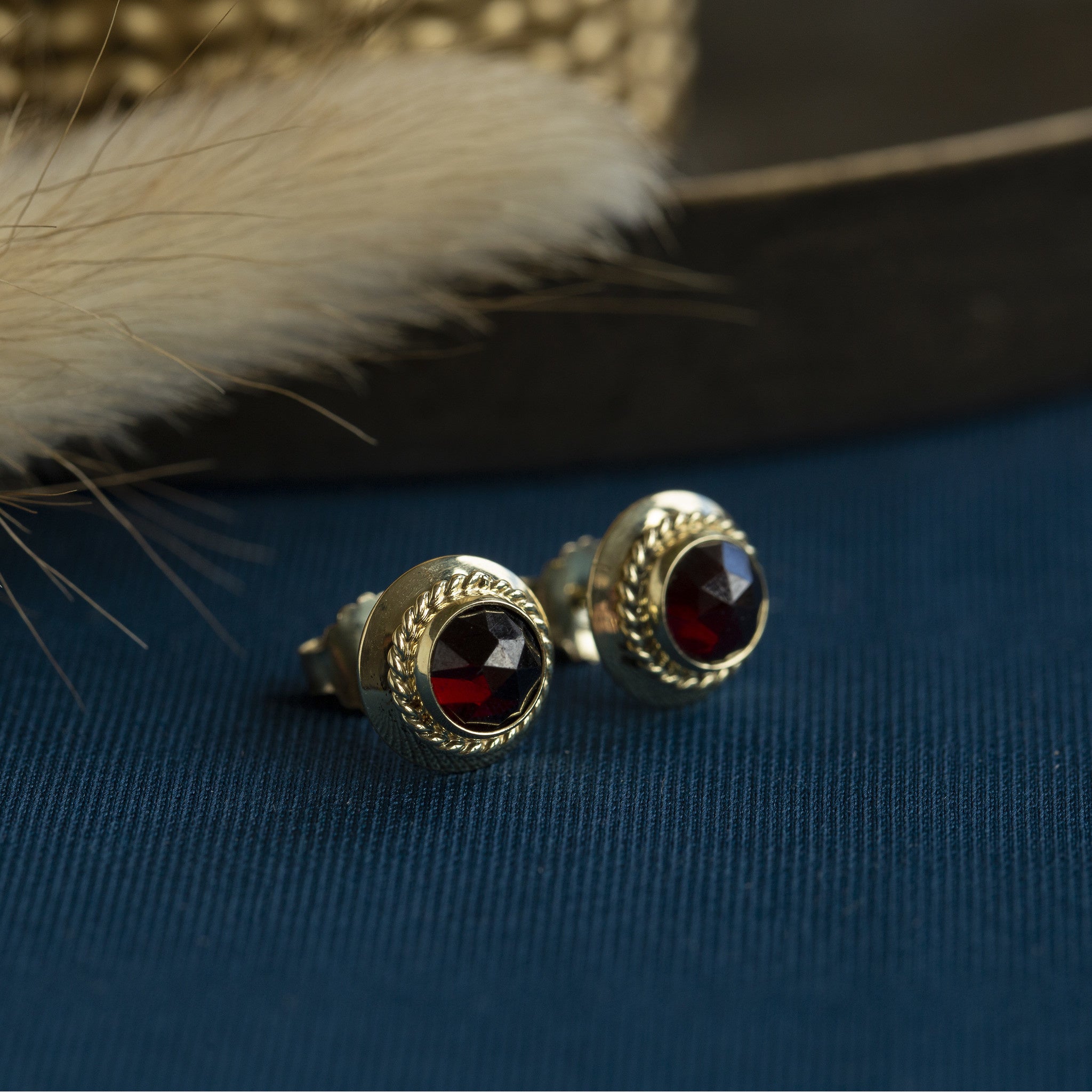 14 kt gold stud earrings with garnet