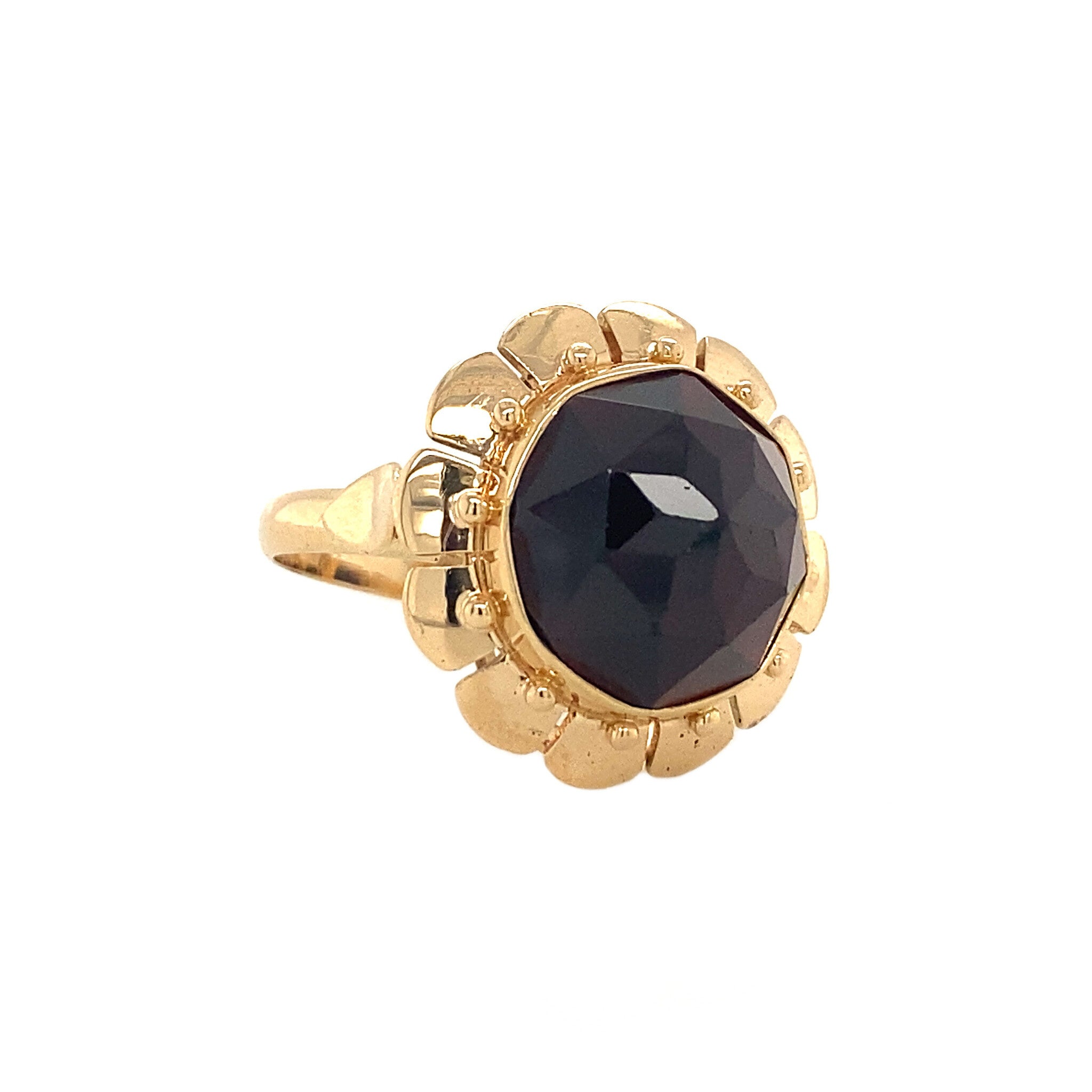 Golden ring with garnet 14 kt