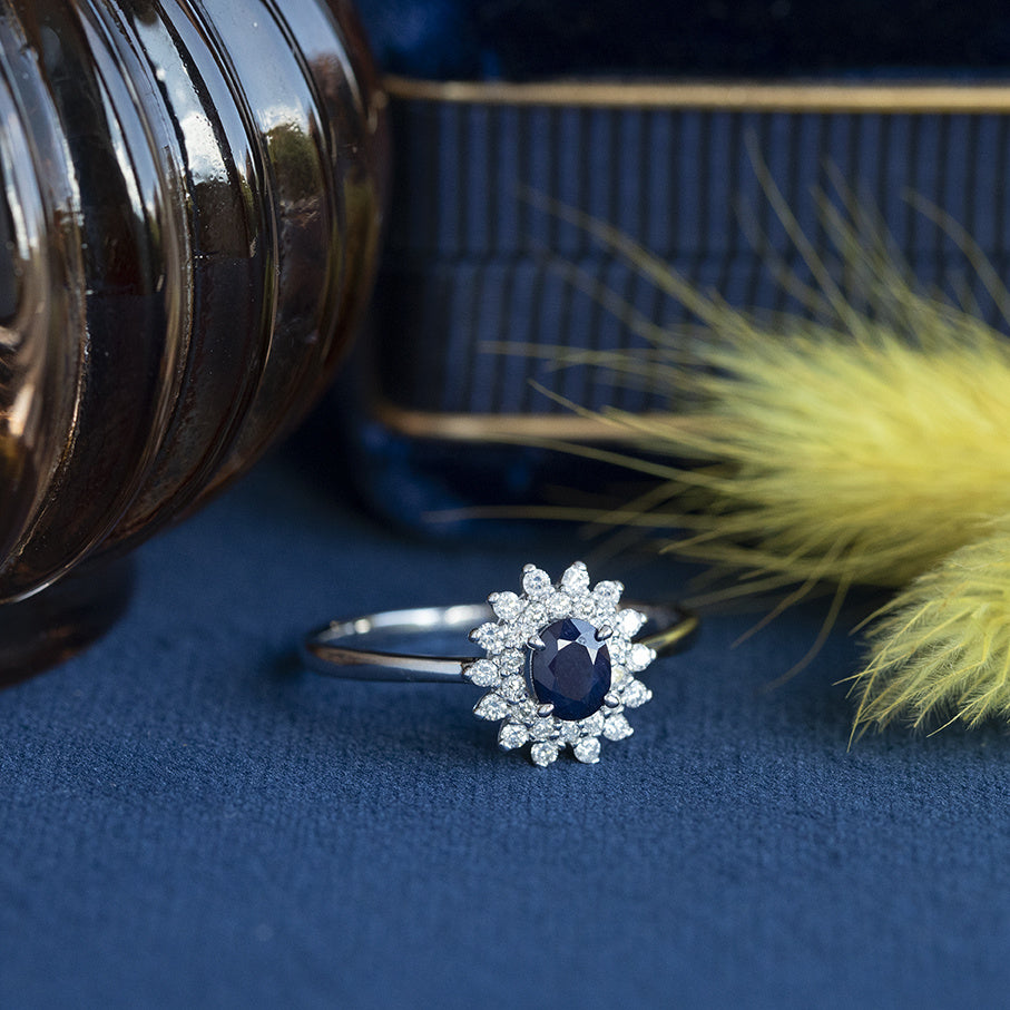 Vintage 14 kt white gold cluster ring with sapphire and diamond