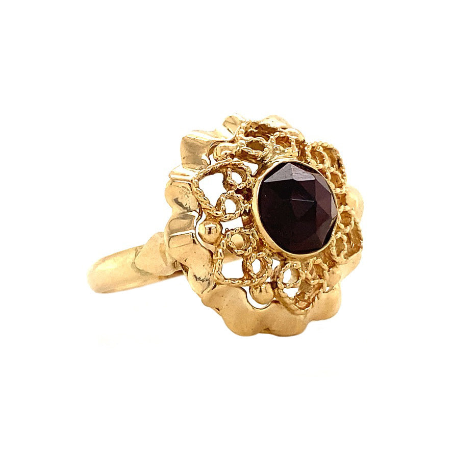 14 kt gold ring with garnet