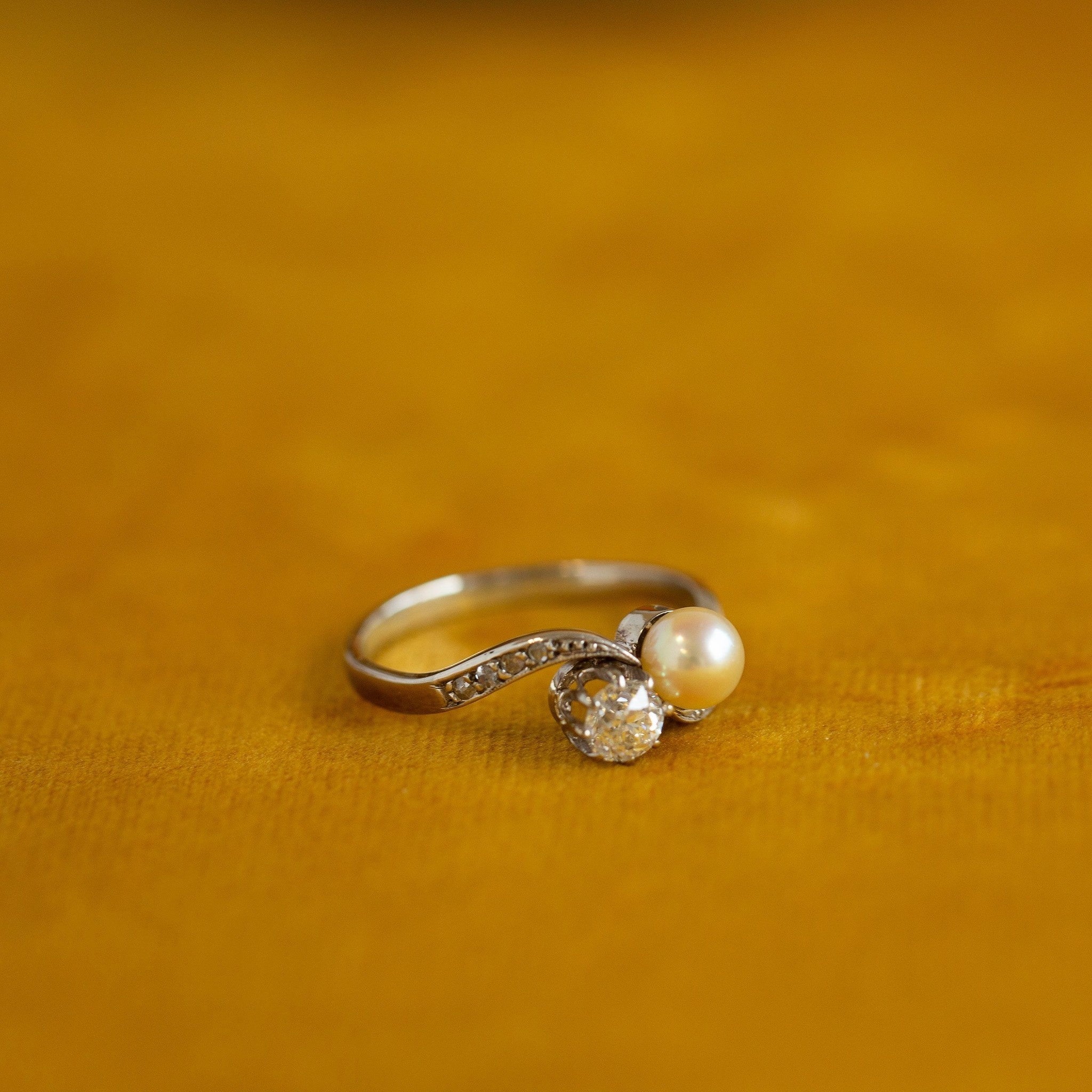 14 kt white gold ring with diamond and pearl