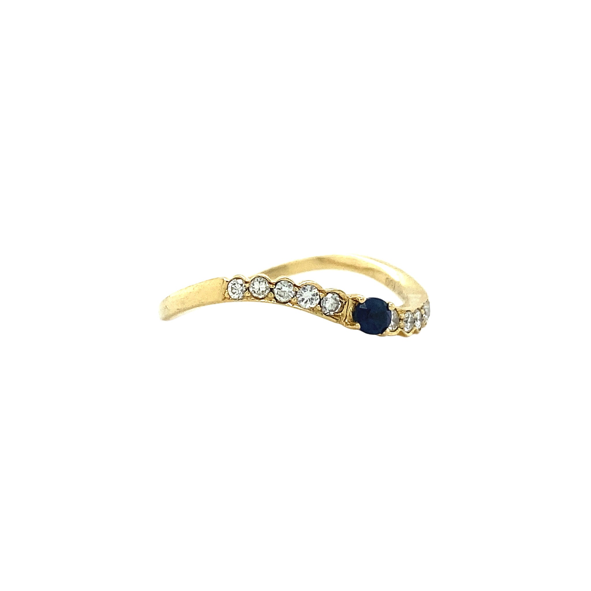 Gold hammered ring with sapphire and diamond, 18 kt