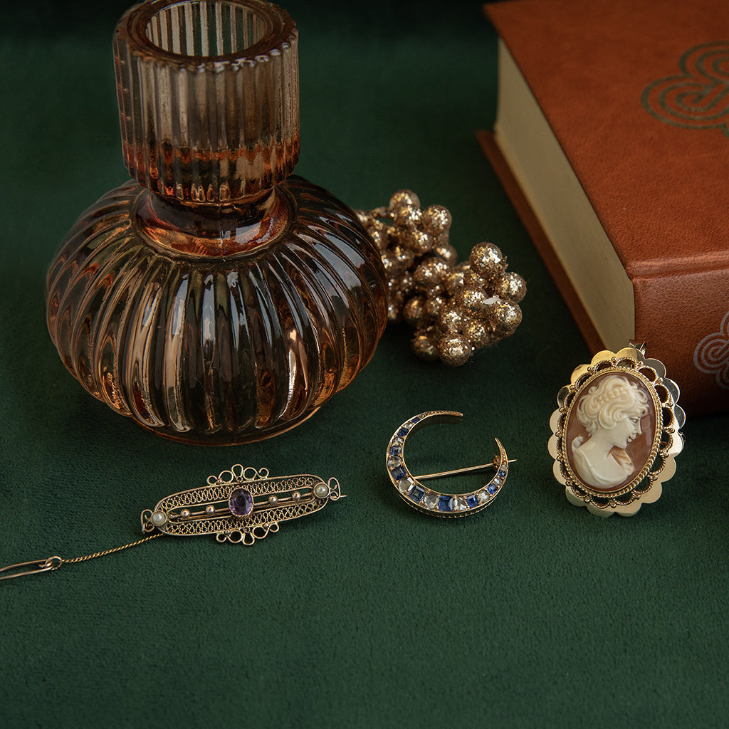 Gouden vintage broche met kleursteen en parel 14 krt