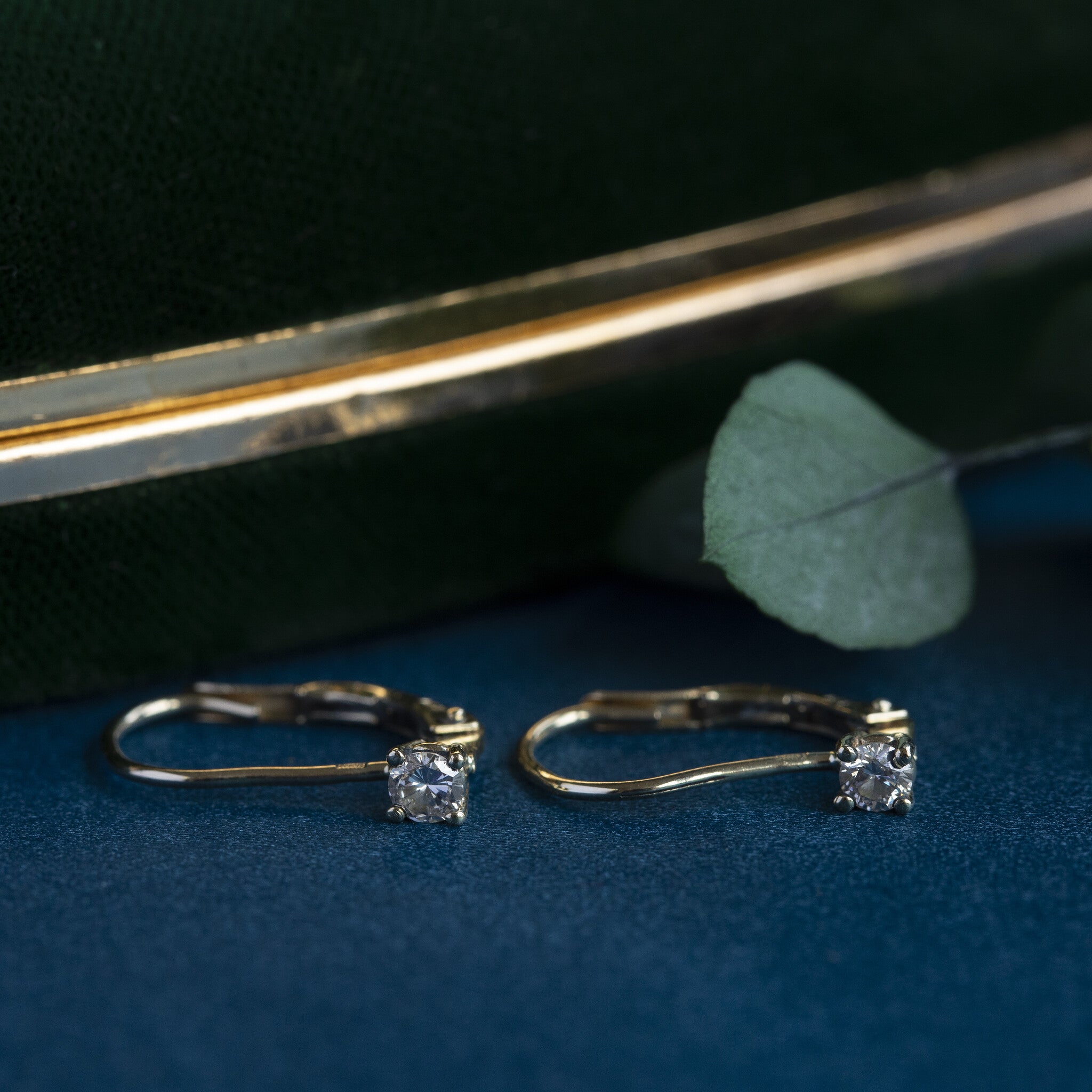 Gouden oorhangers met diamant 14 krt