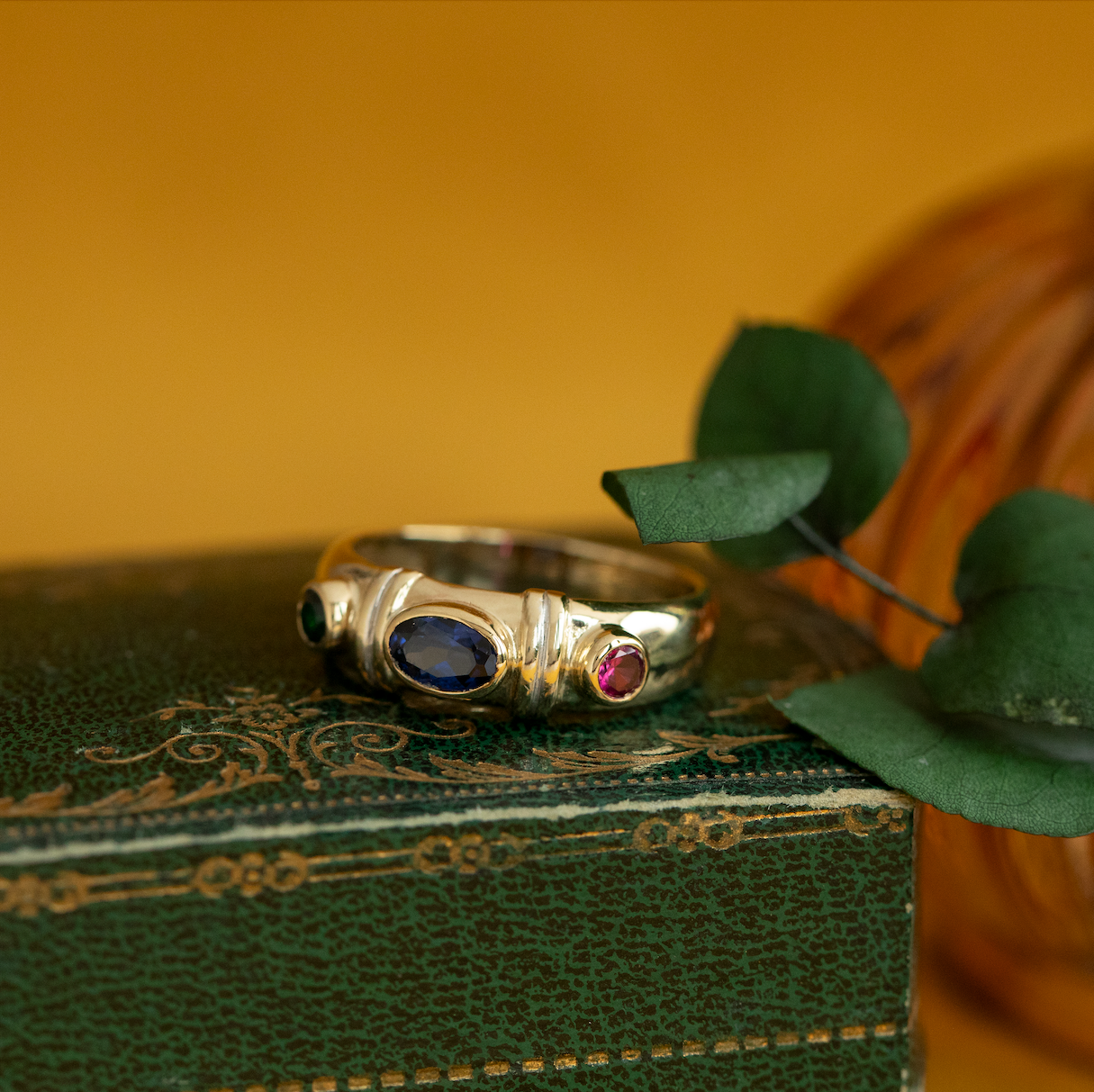 Gold vintage ring with ruby, sapphire and colour stone 14 krt