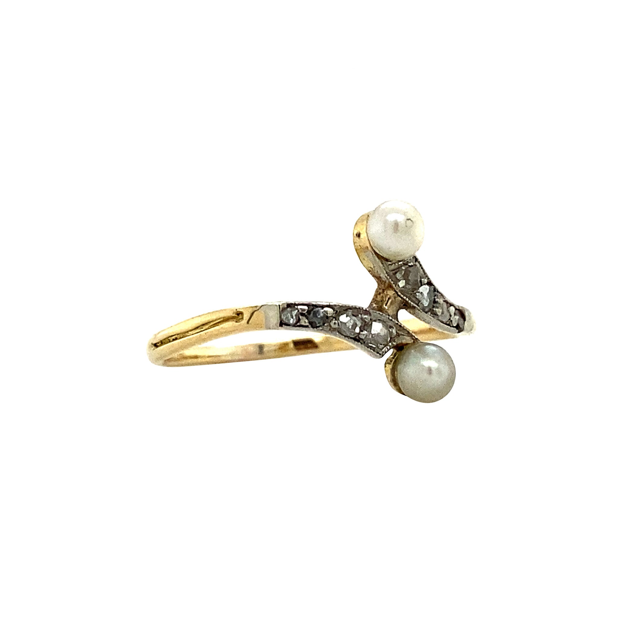 18 kt gold ring with a rose-cut diamond and a pearl.